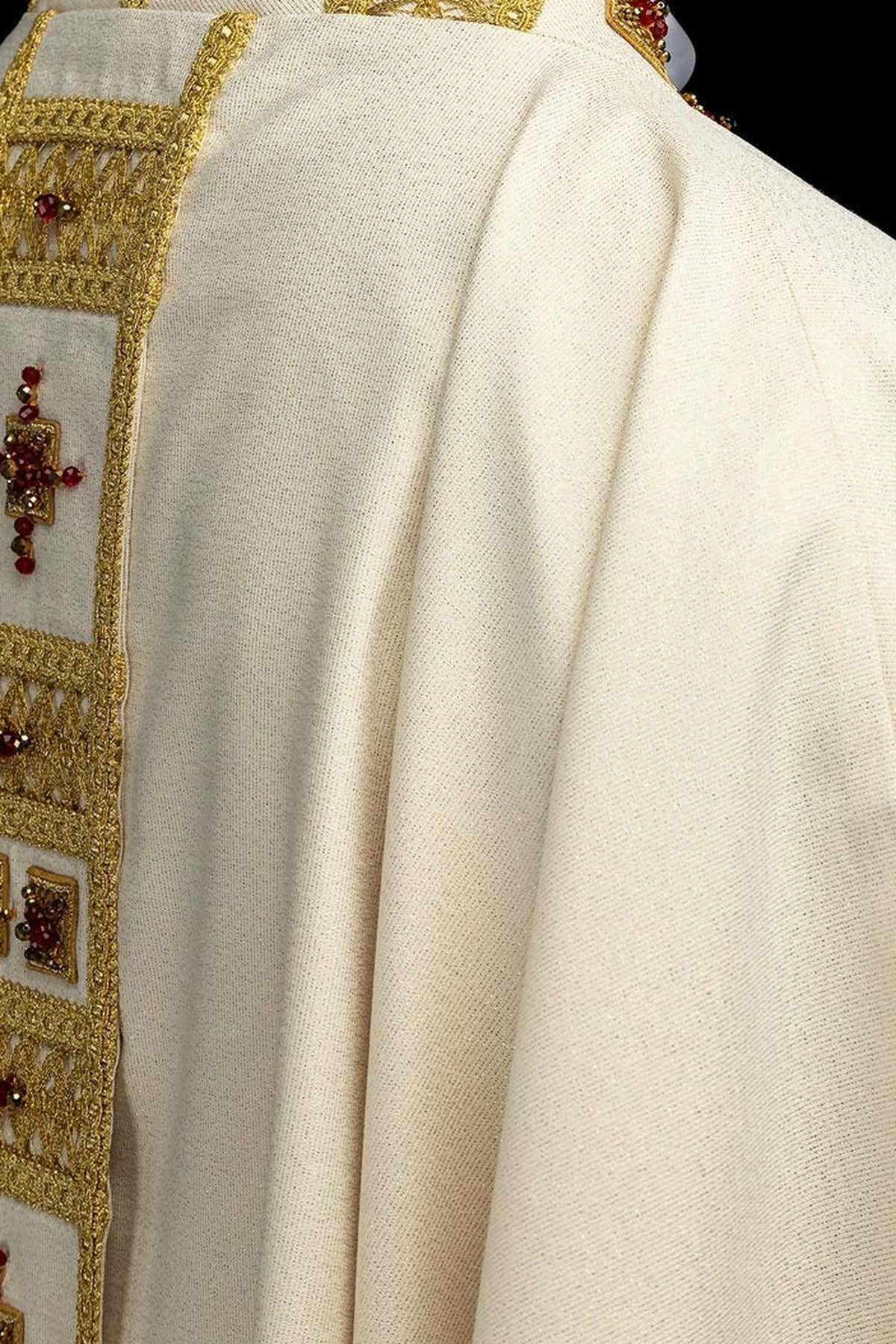 Ecru ornat na uroczyste celebracje z krzyżami i naturalnymi kamieniami, detal krzyża