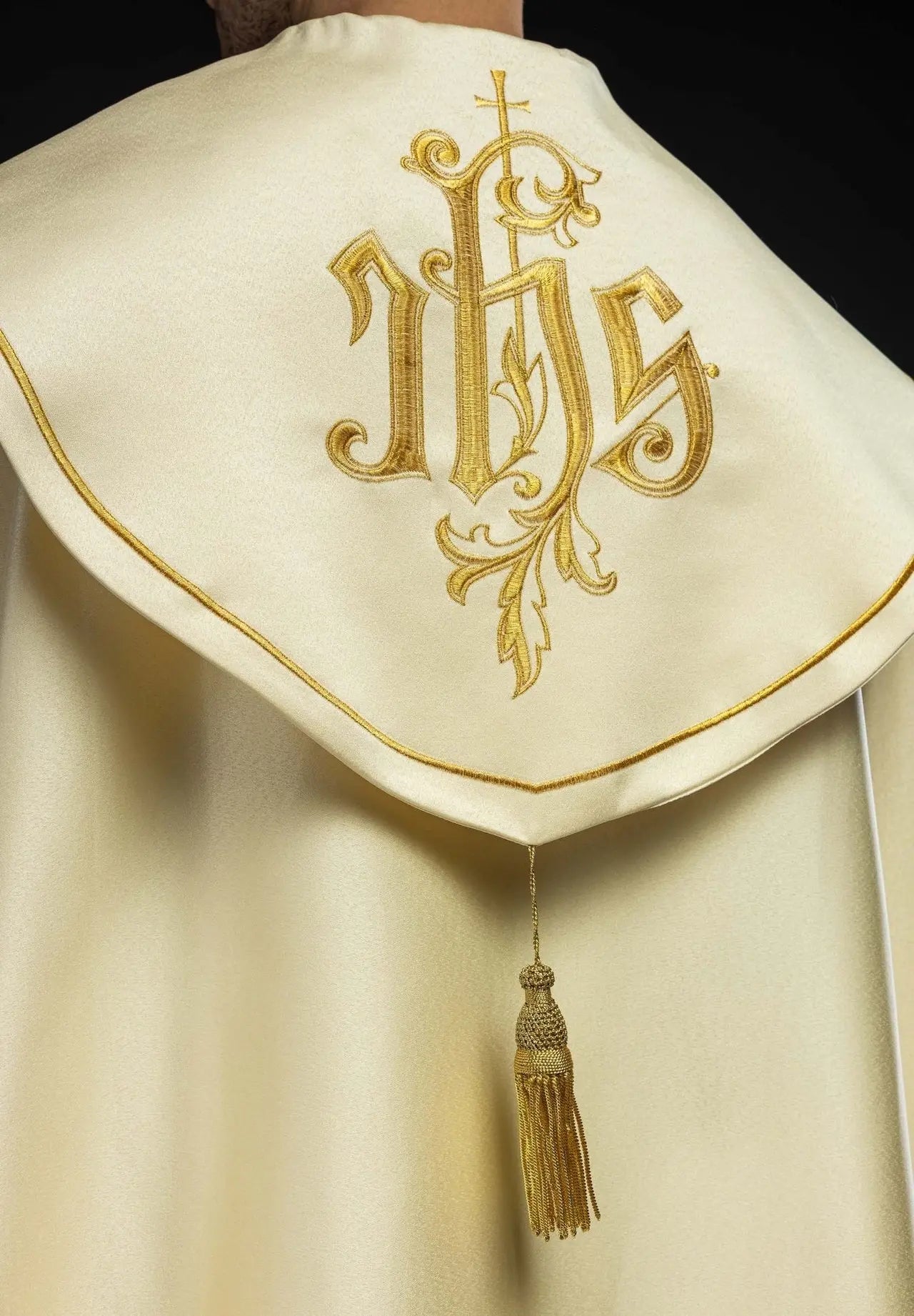 Peleryna eucharystyczna z monogramem IHS
