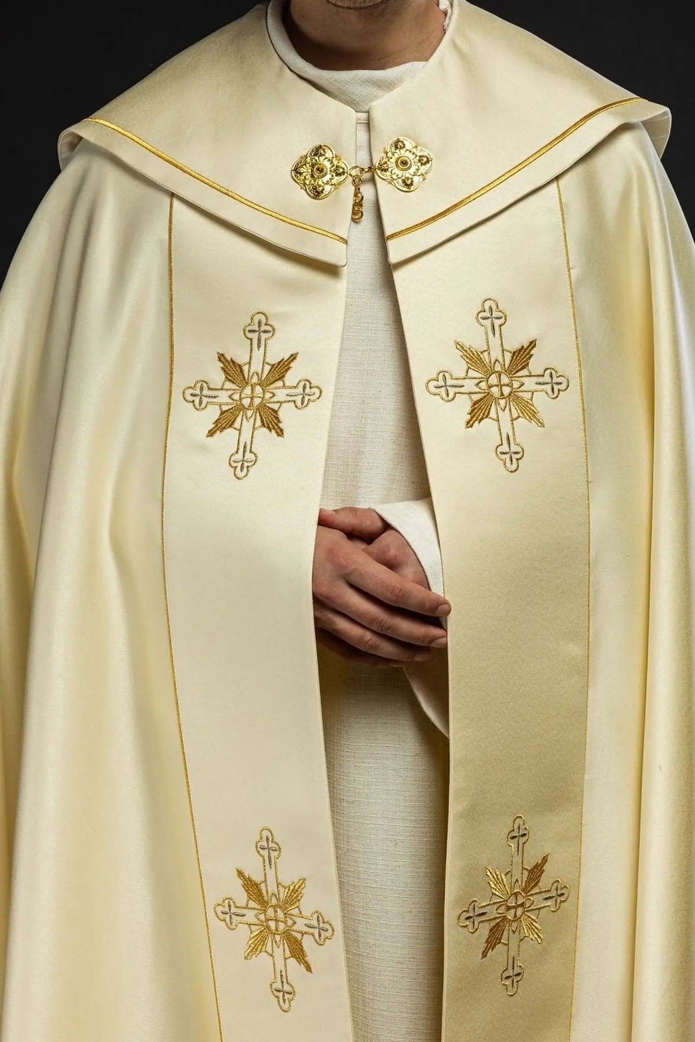 Peleryna eucharystyczna z monogramem IHS