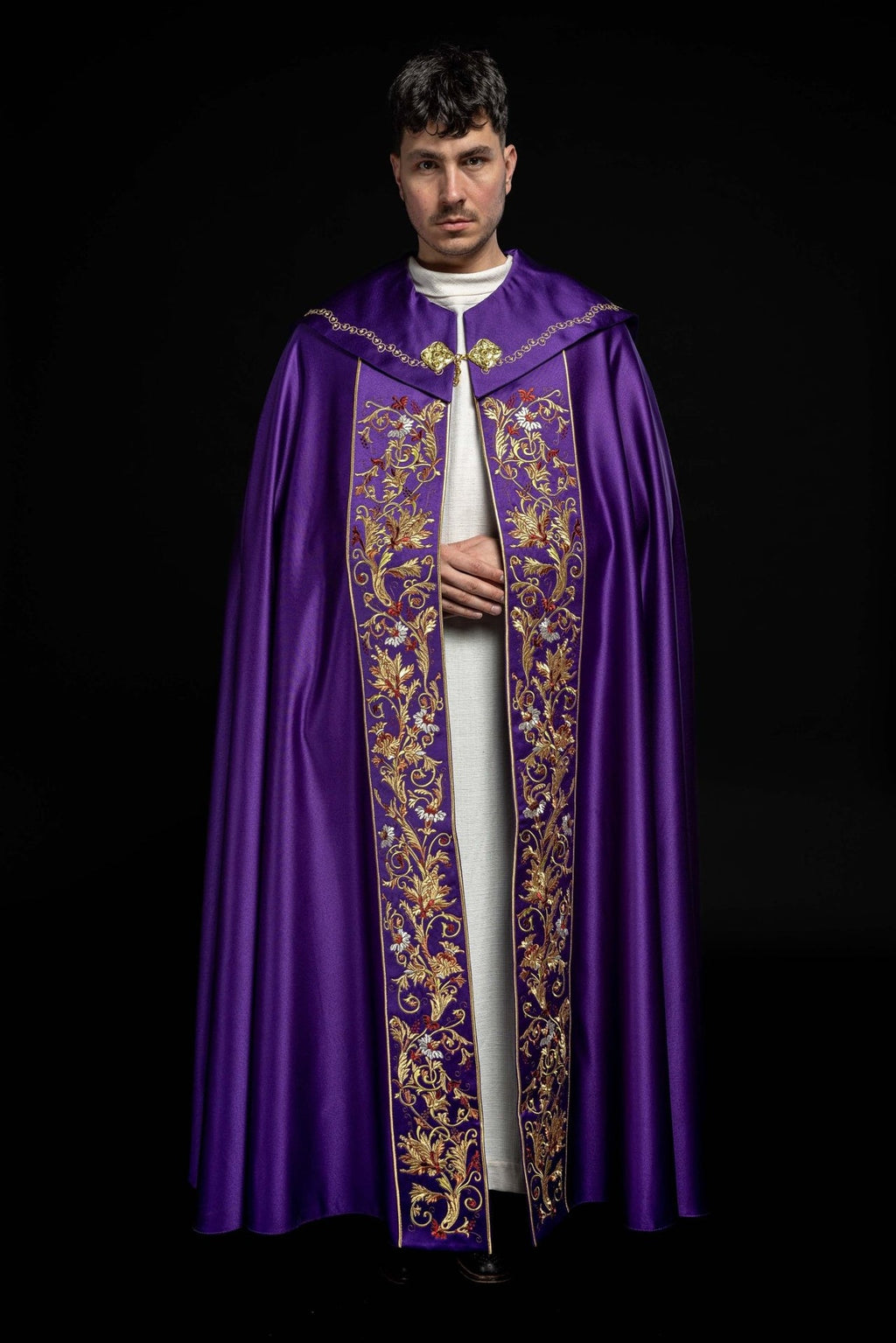 Kapa eucharystyczna z bogato zdobionym monogramem w kolorze fioletowym