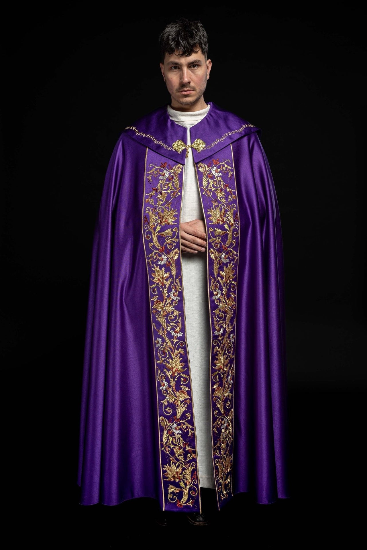 Kapa eucharystyczna z bogato zdobionym monogramem w kolorze fioletowym