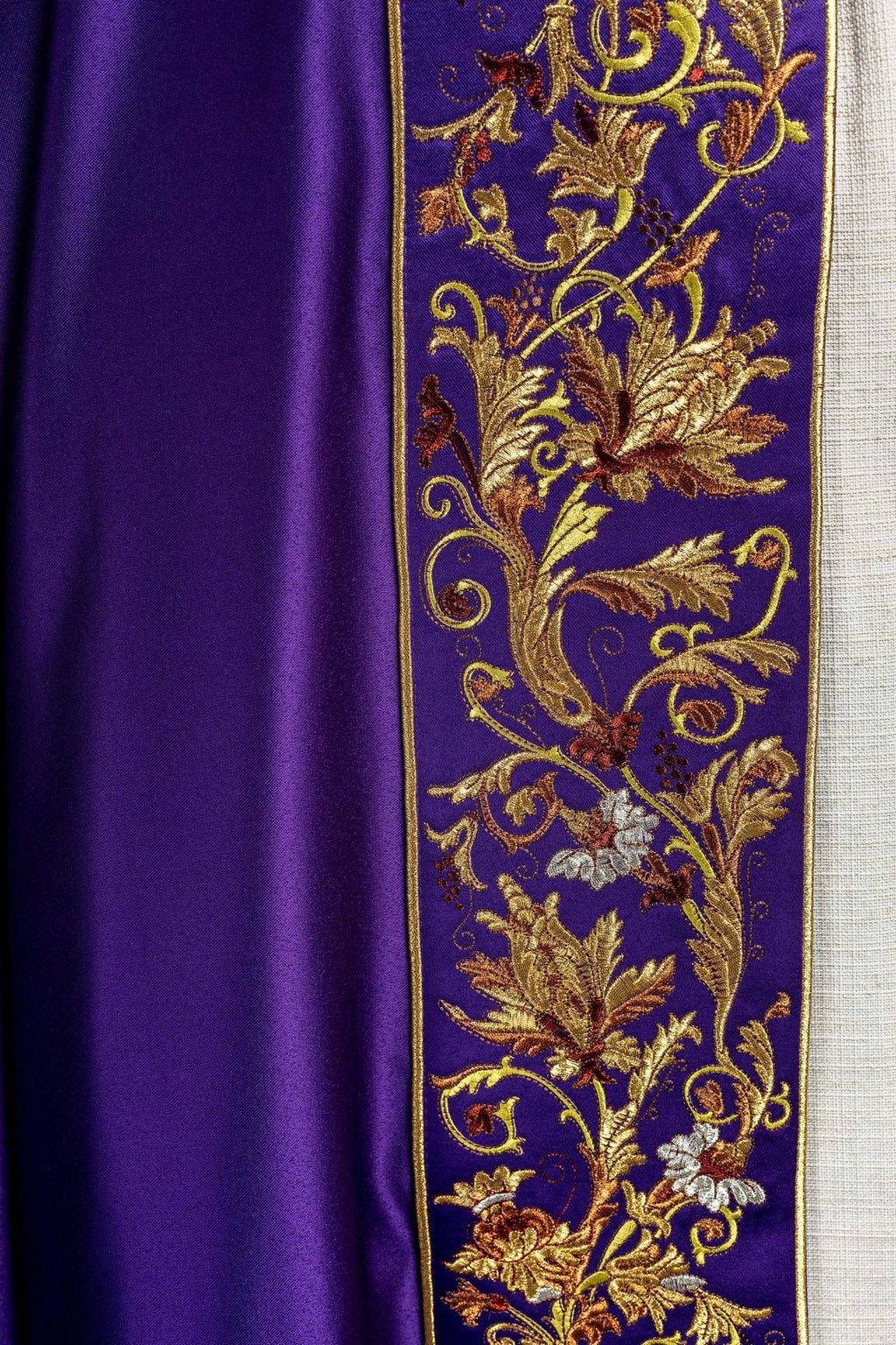 Kapa eucharystyczna z bogato zdobionym monogramem w kolorze fioletowym