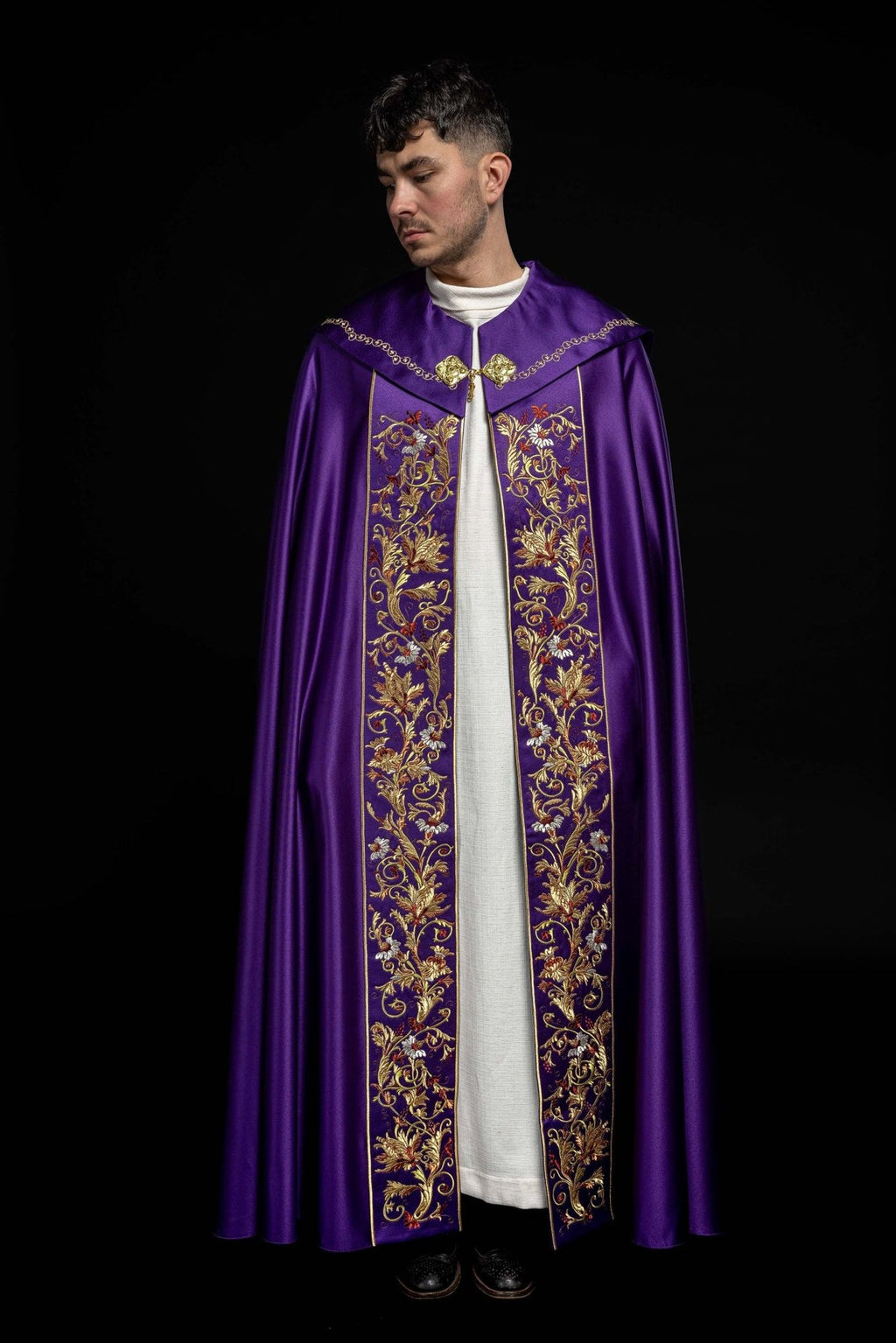 Kapa eucharystyczna z bogato zdobionym monogramem w kolorze fioletowym