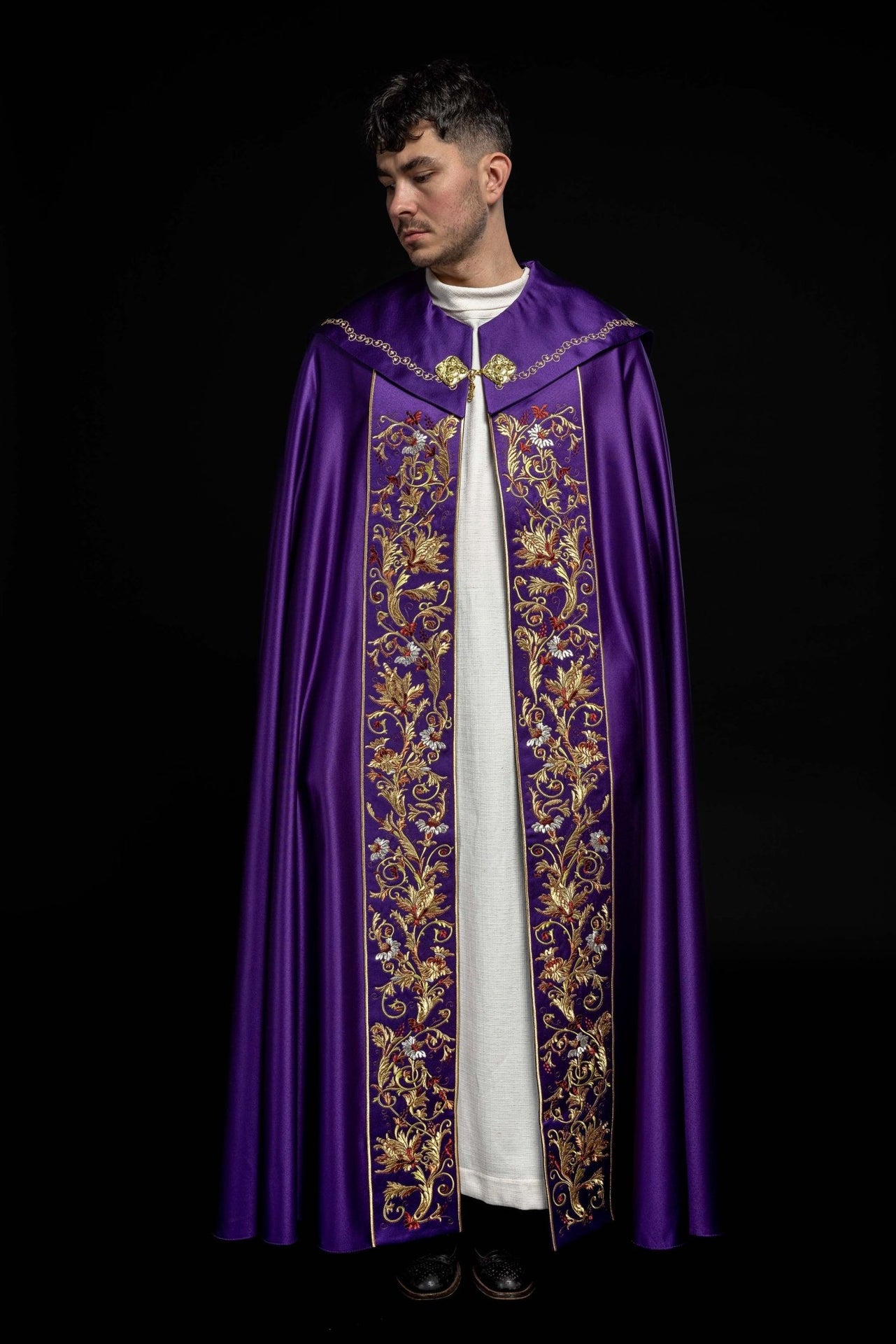 Kapa eucharystyczna z bogato zdobionym monogramem w kolorze fioletowym