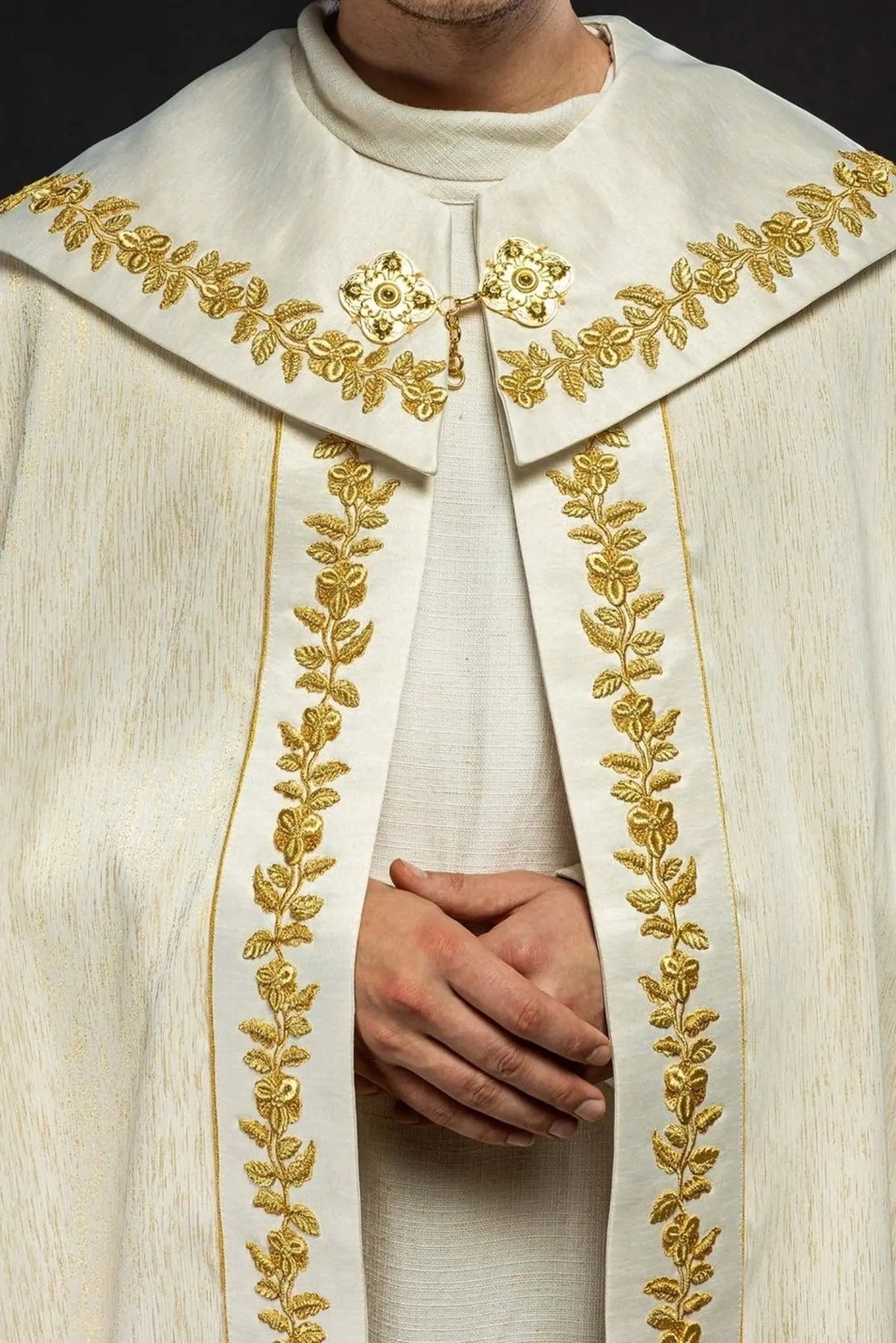 Haftowana narzuta Maryjna Ecru