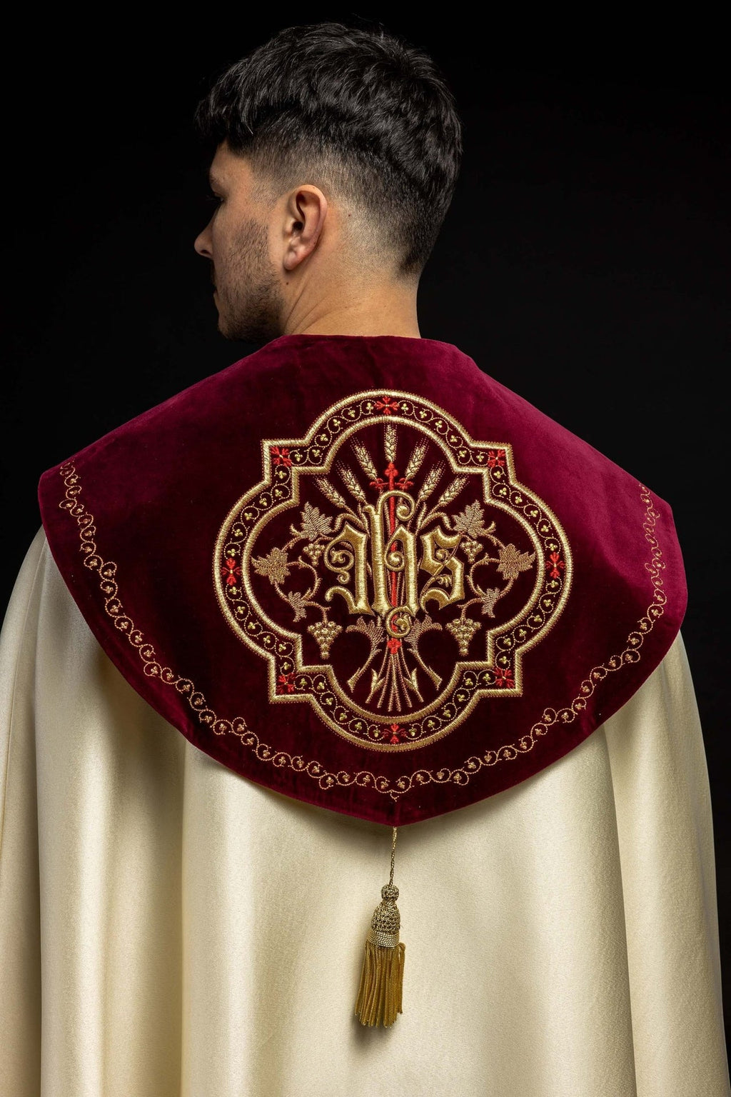 Kapa haftowana na aksamicie IHS ecru