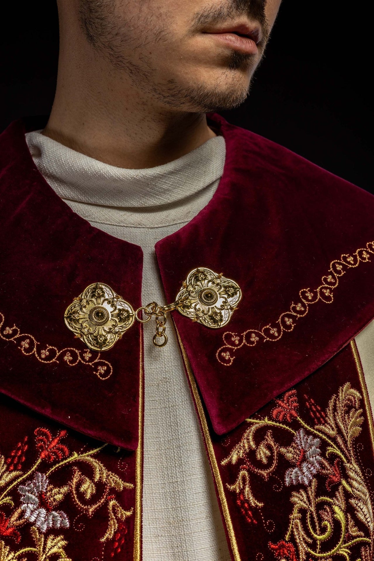 Kapa haftowana na aksamicie IHS ecru