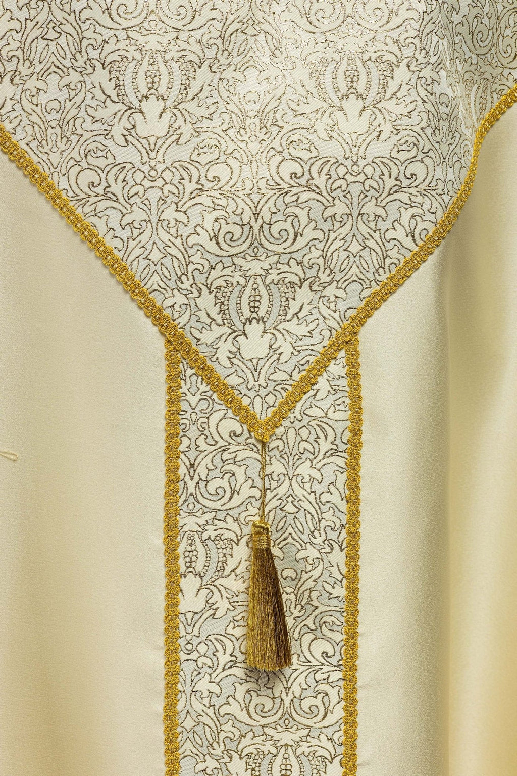 Kapa haftowana ozdobiona tkanina żakardowa ecru