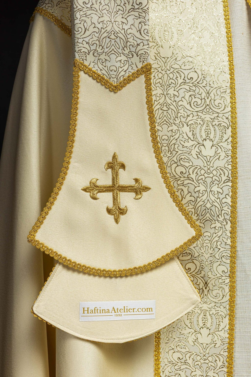 Kapa haftowana ozdobiona tkanina żakardowa ecru