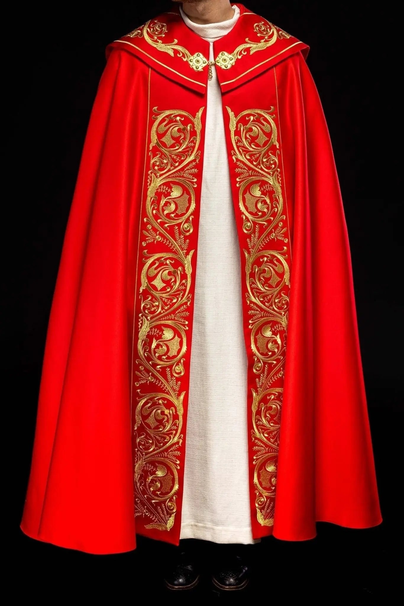 Peleryna liturgiczna bogato haftowana IHS w kolorze czerwonym