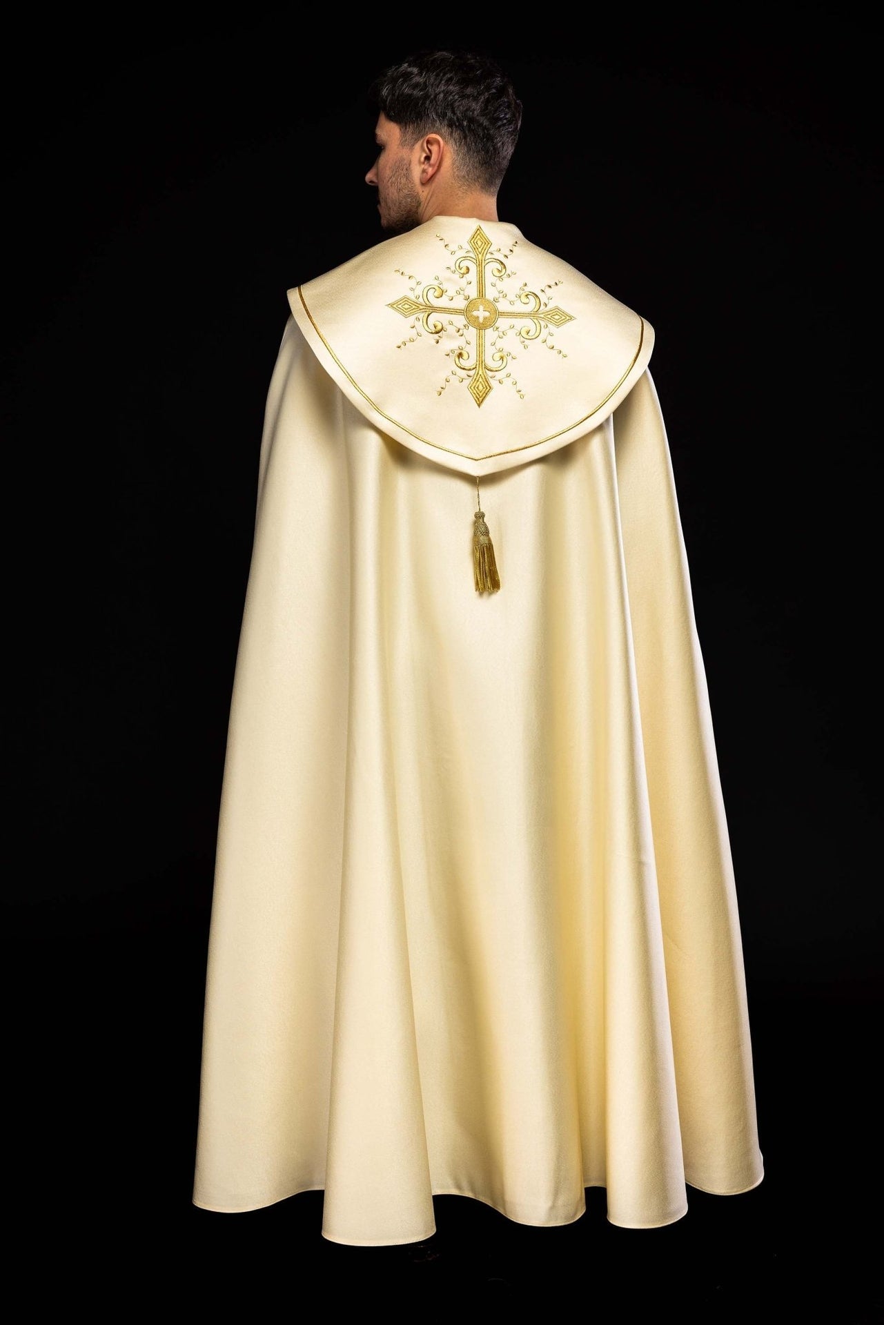 Kapa liturgiczna haftowana ecru