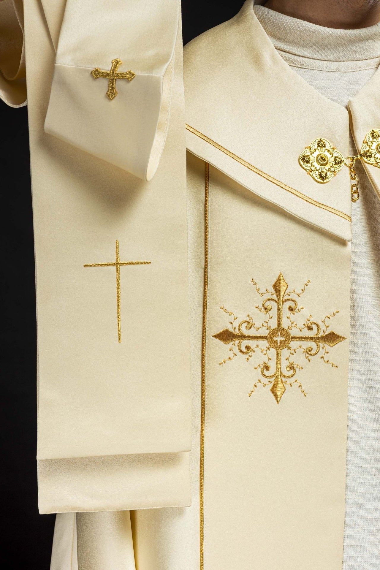 Kapa liturgiczna haftowana ecru