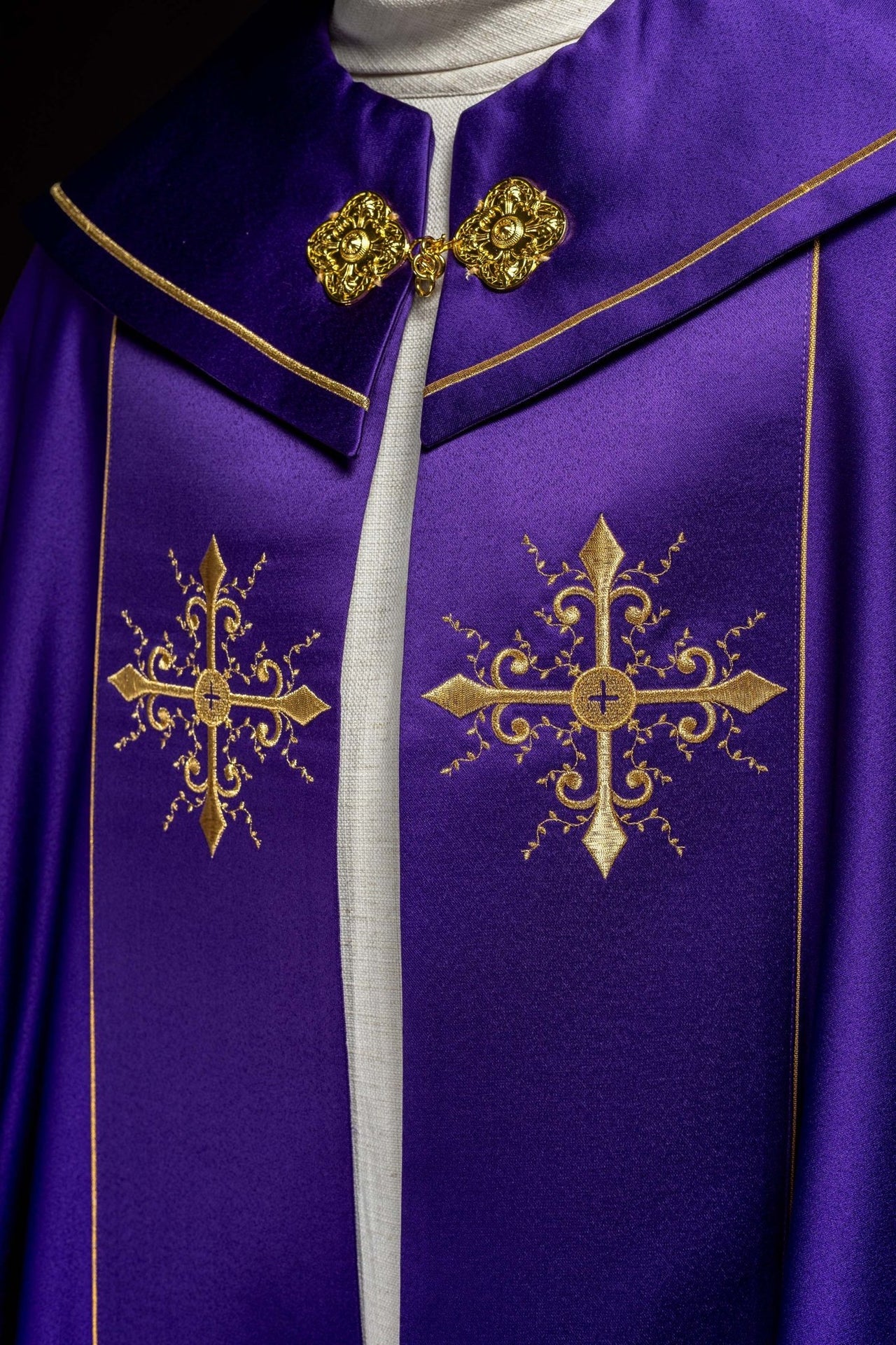 Kapa liturgiczna haftowana fioletowa