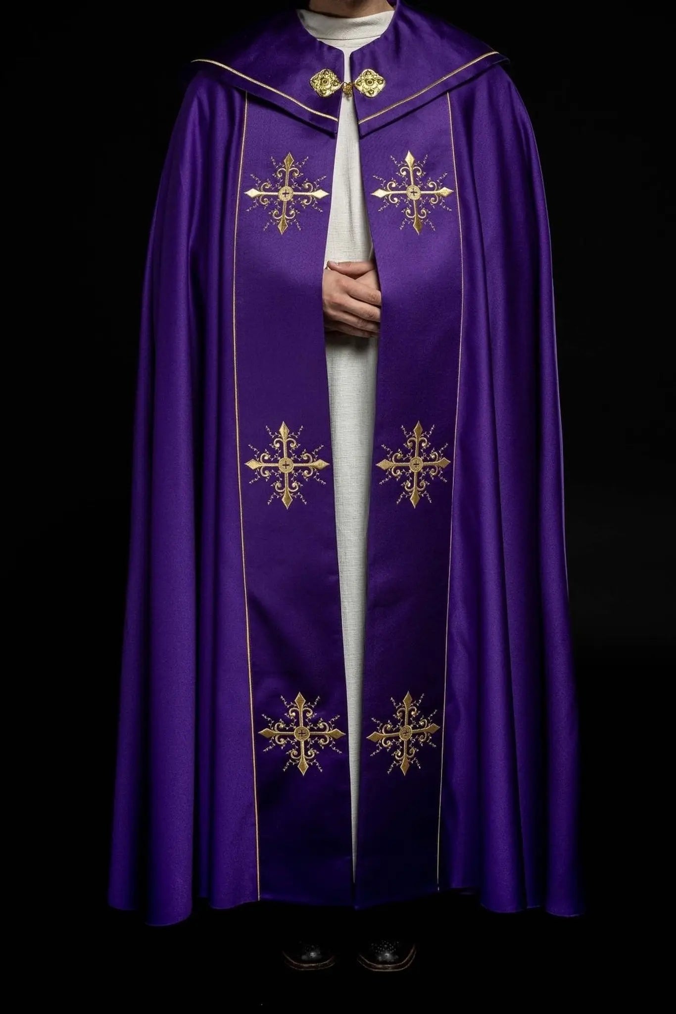 Peleryna liturgiczna haftowana w kolorze fioletowym