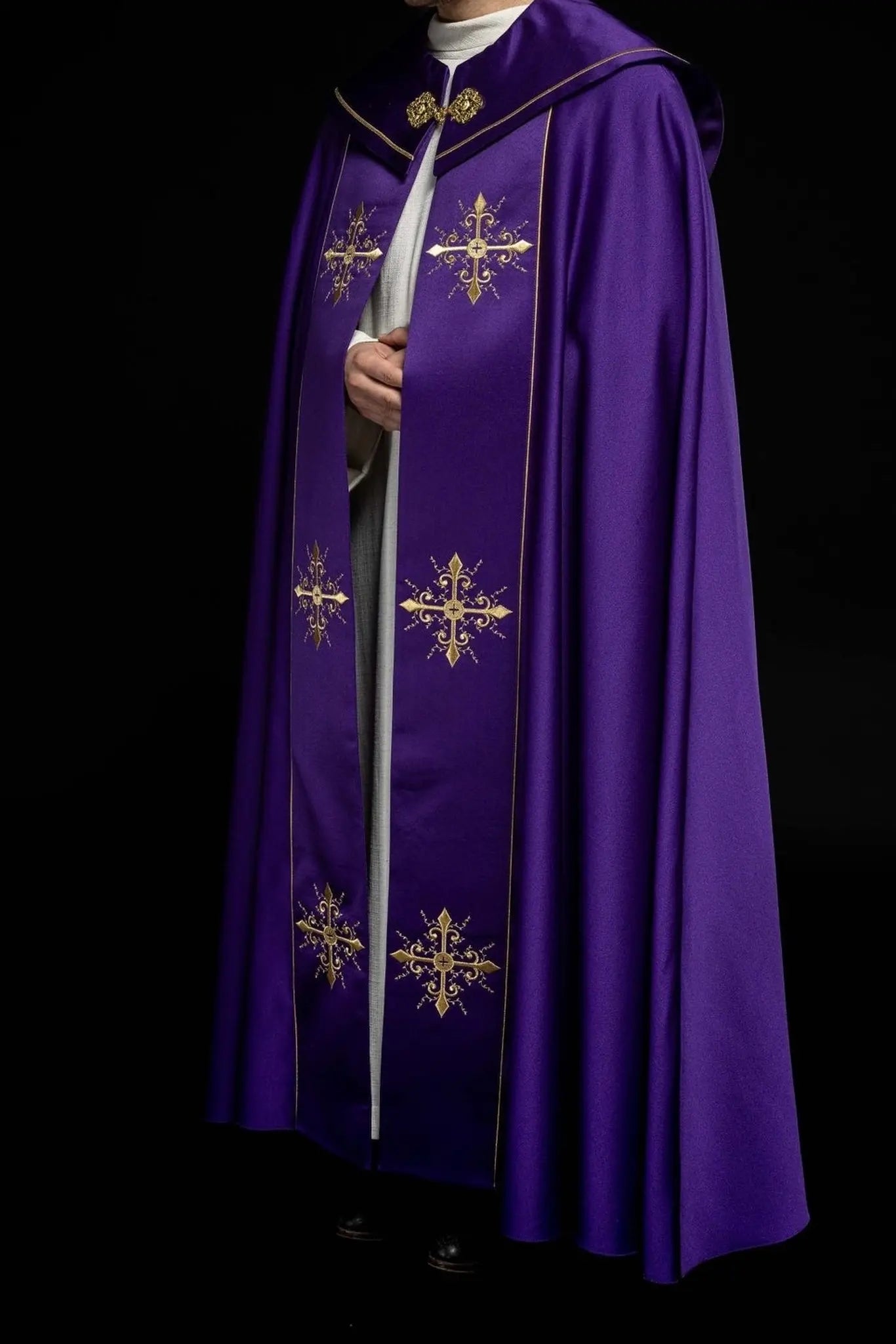 Peleryna liturgiczna haftowana w kolorze fioletowym