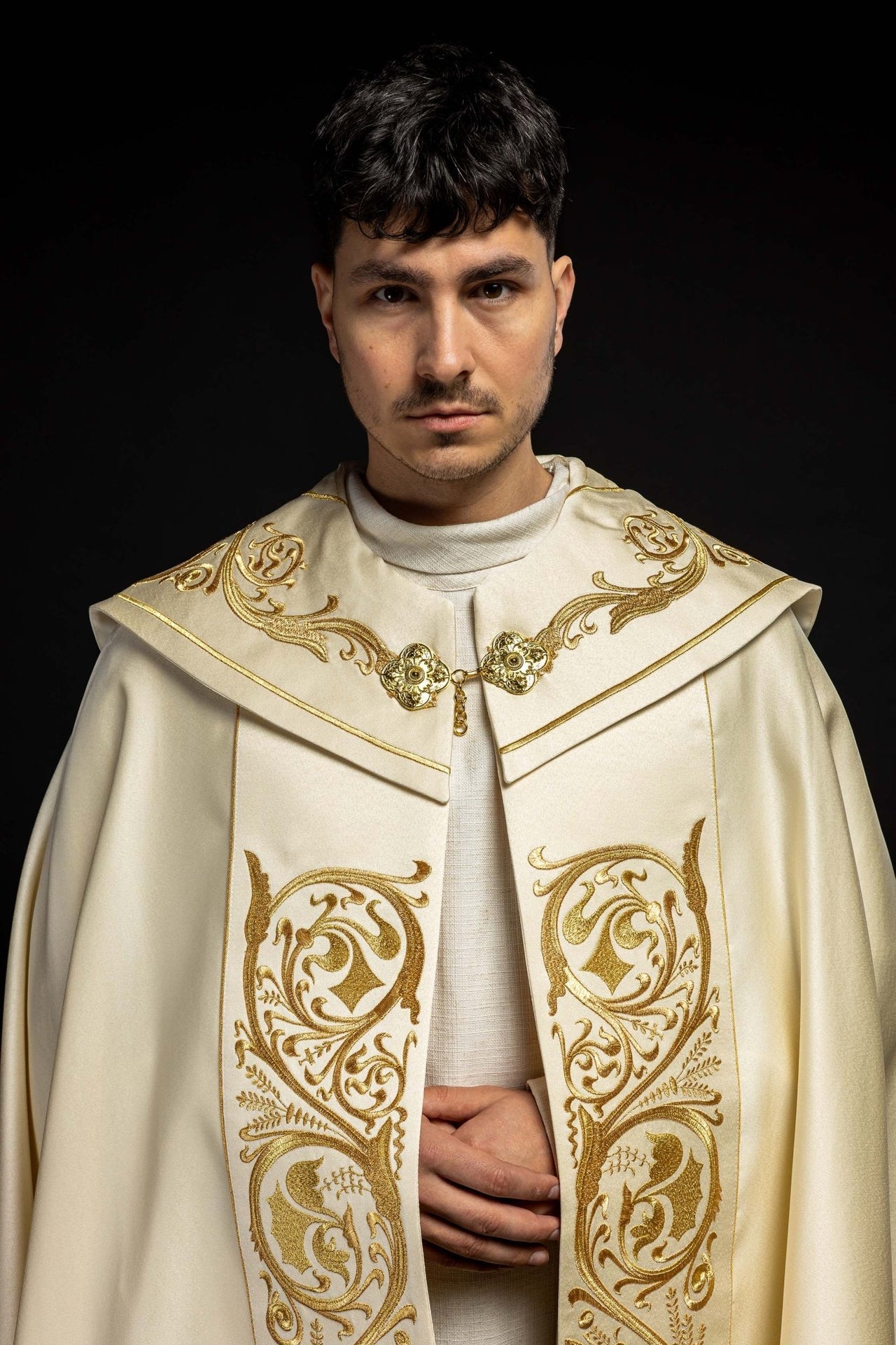 Kapa liturgiczna haftowana IHS ecru