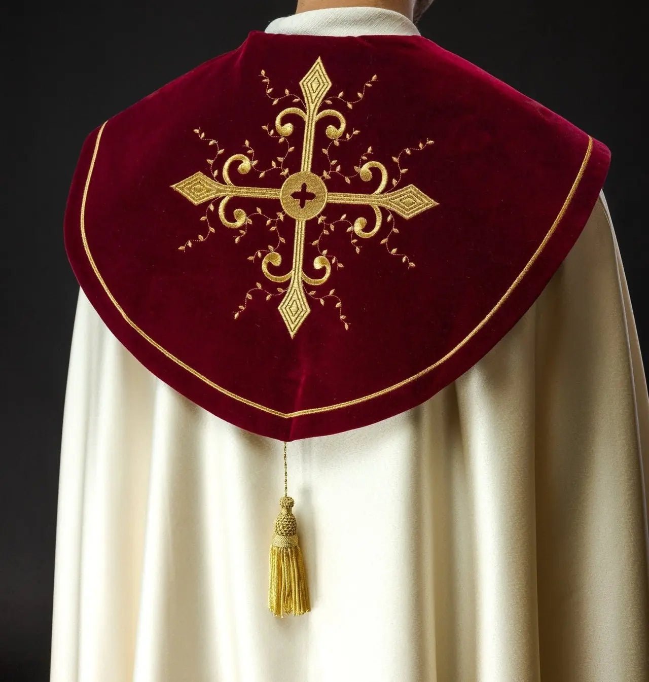 Peleryna liturgiczna haftowana z bordowym paskiem