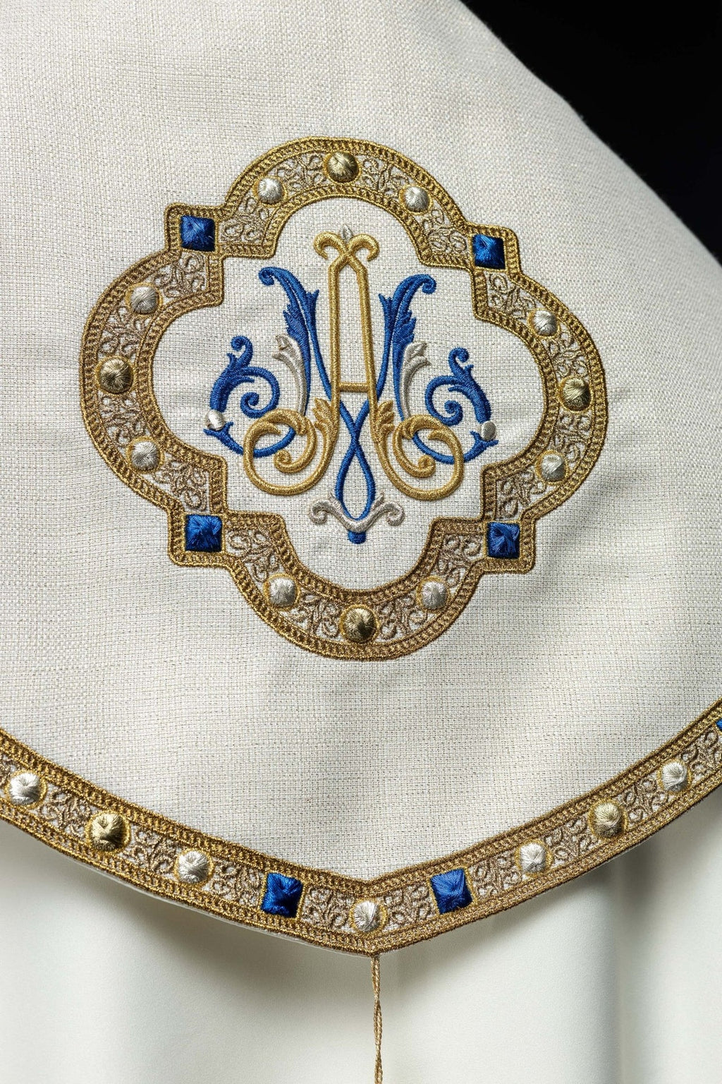 Kapa liturgiczna haftowana z herbem maryjnym