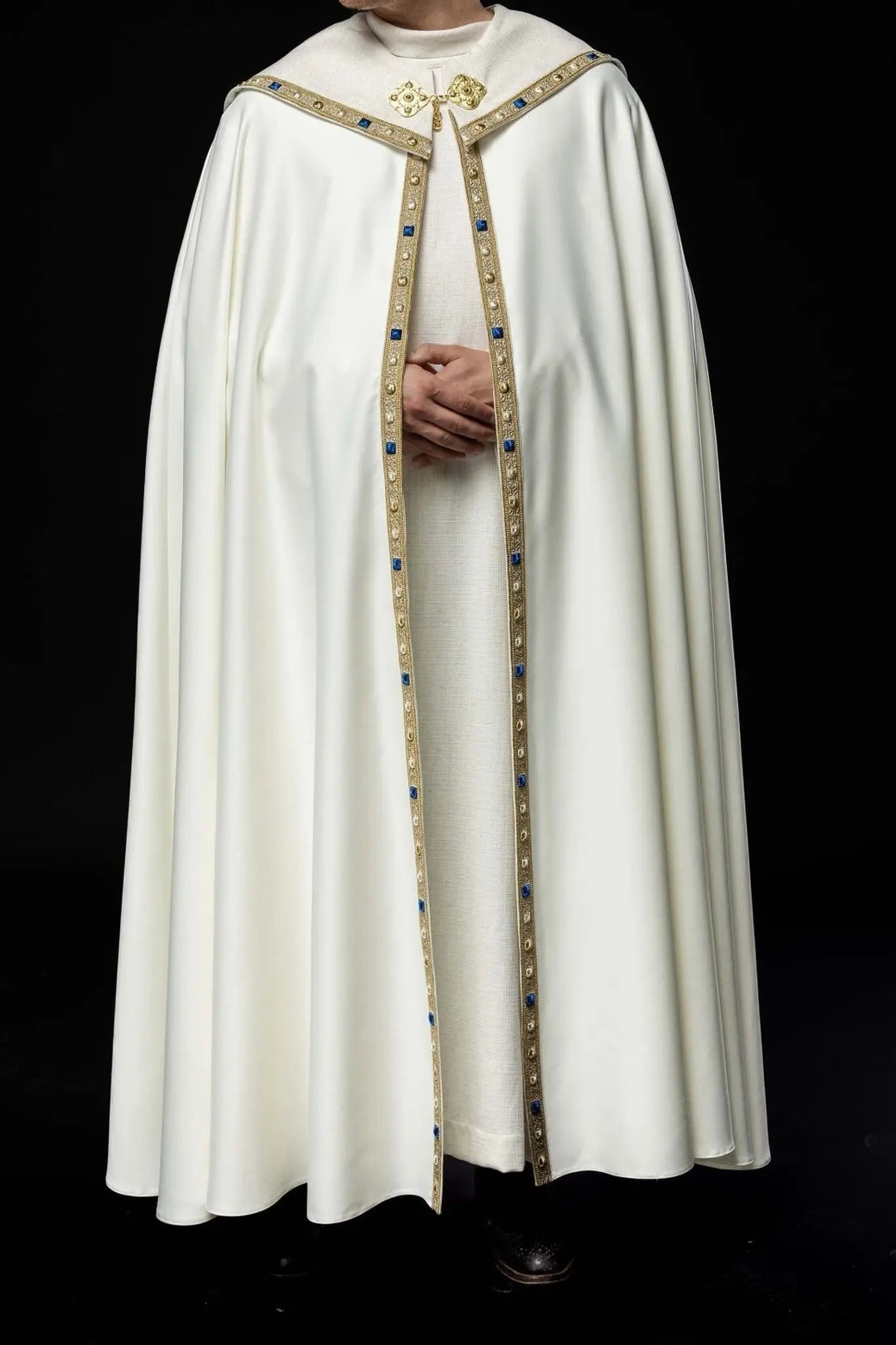 Kapa liturgiczna z haftowanym emblematem maryjnym – ecru
