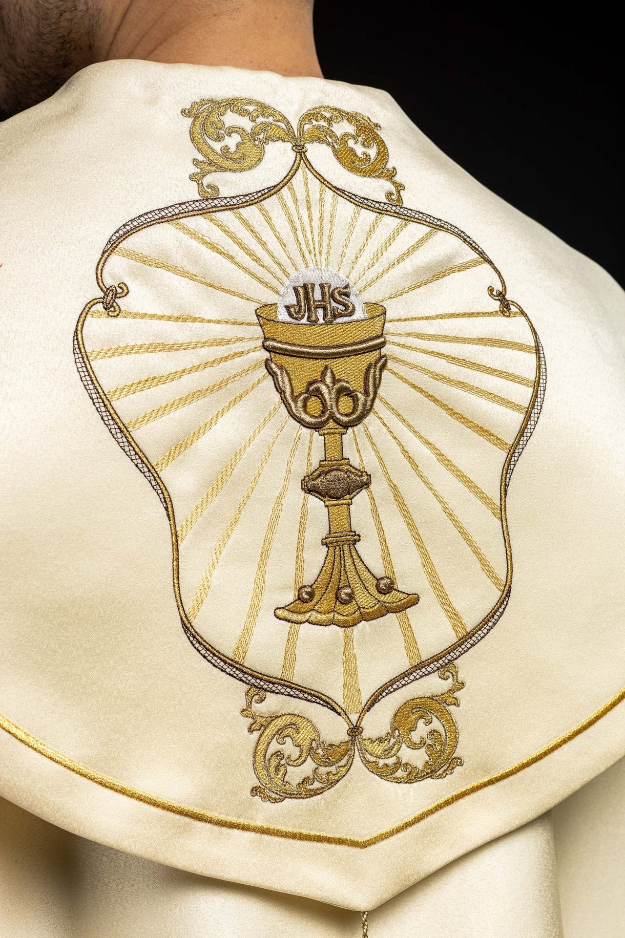 Kapa liturgiczna haftowany kielich i IHS ecru