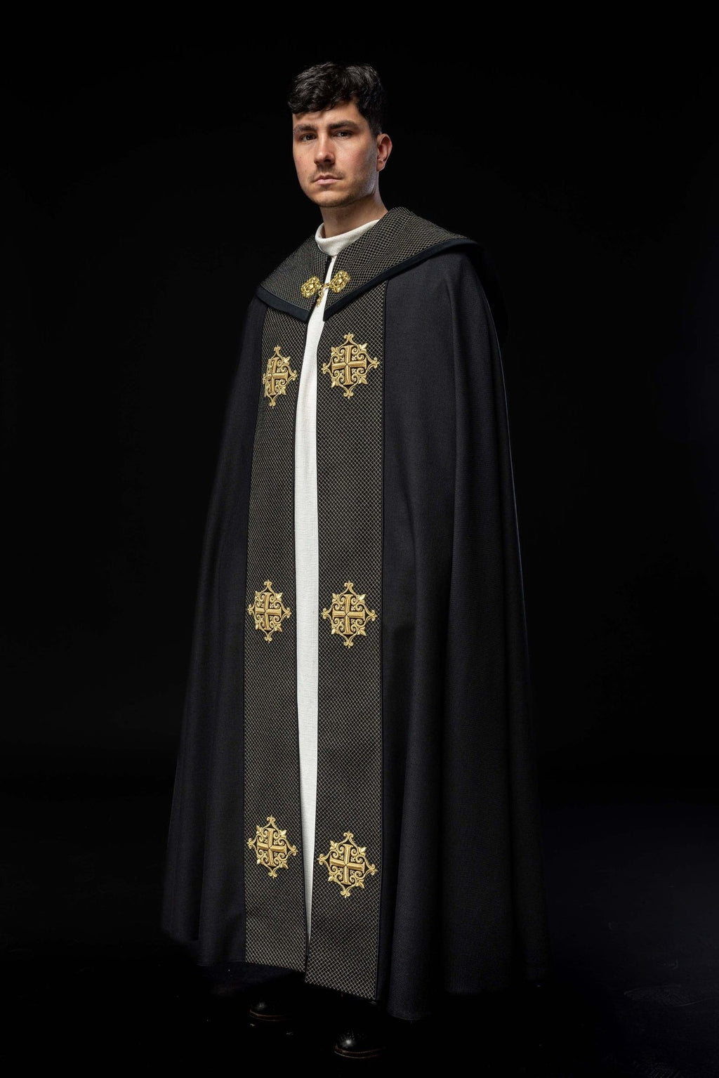 Kapa liturgiczna z aksamitnym czarnym pasem i haftem krzyży