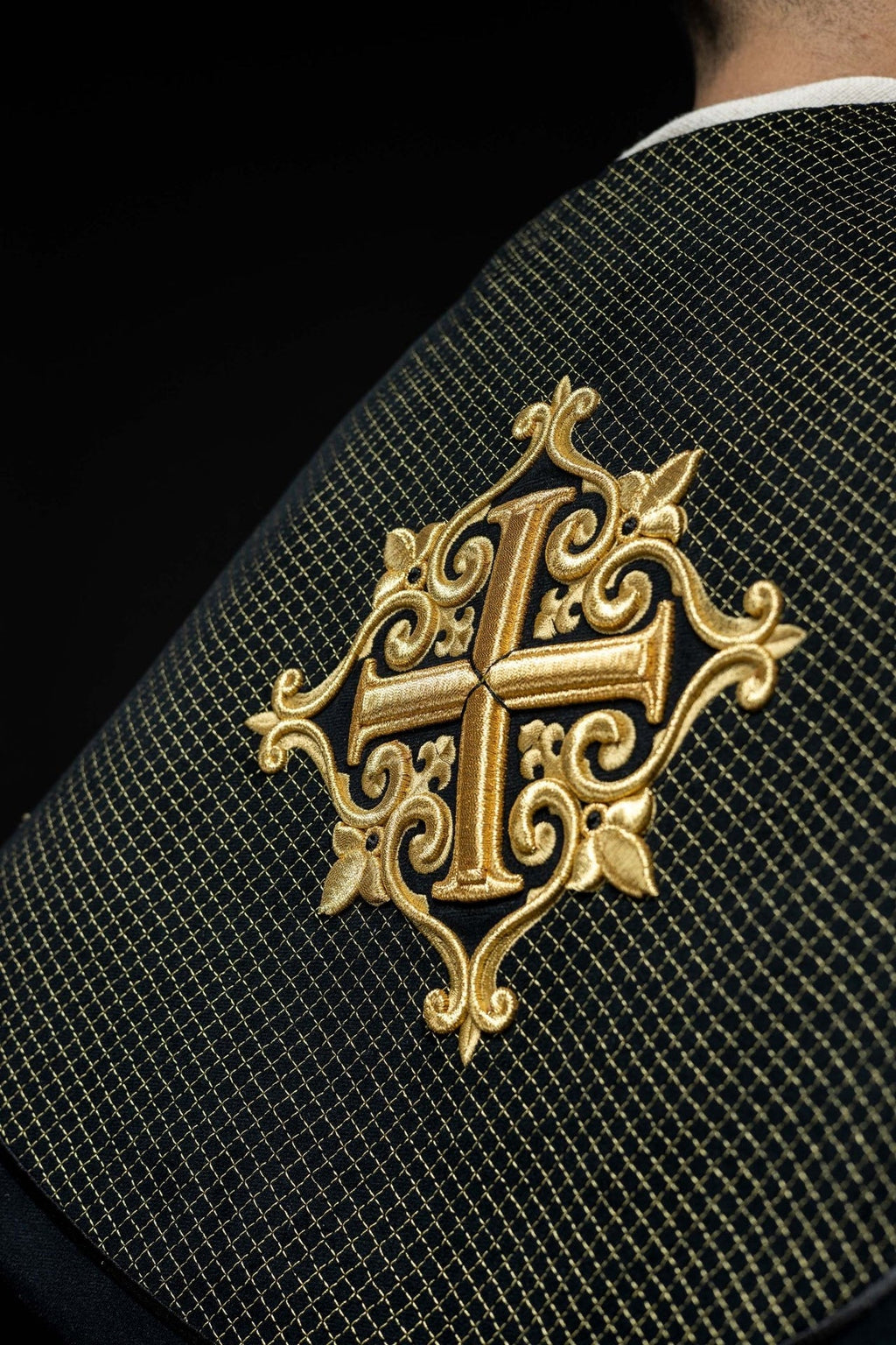 Kapa liturgiczna z aksamitnym czarnym pasem i haftem krzyży