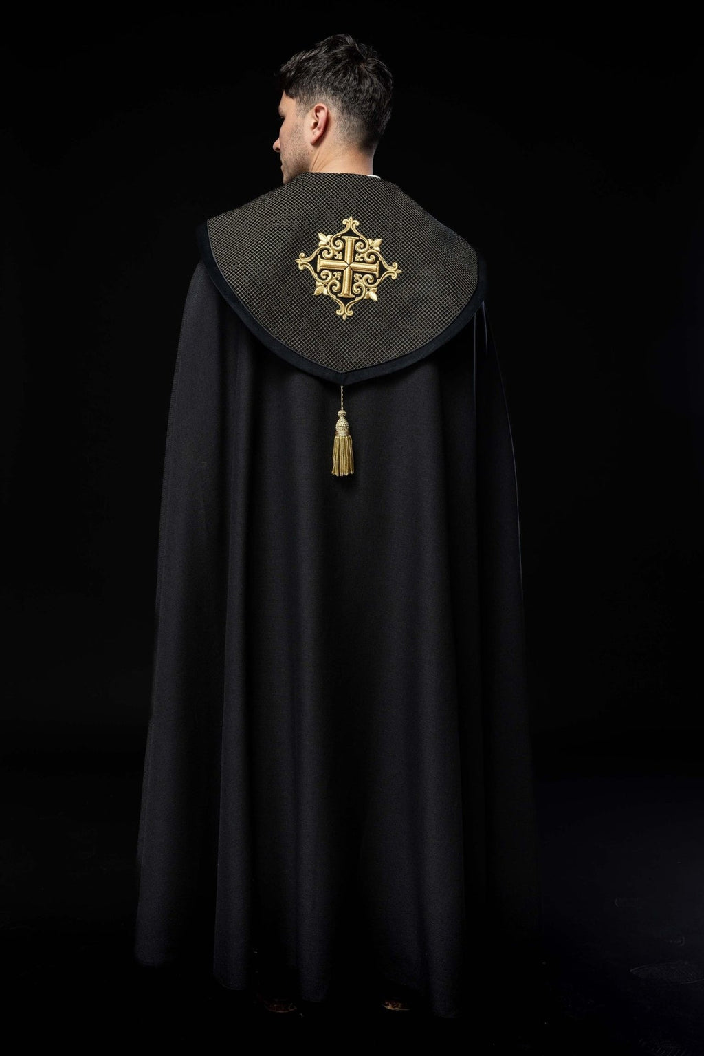 Kapa liturgiczna z aksamitnym czarnym pasem i haftem krzyży