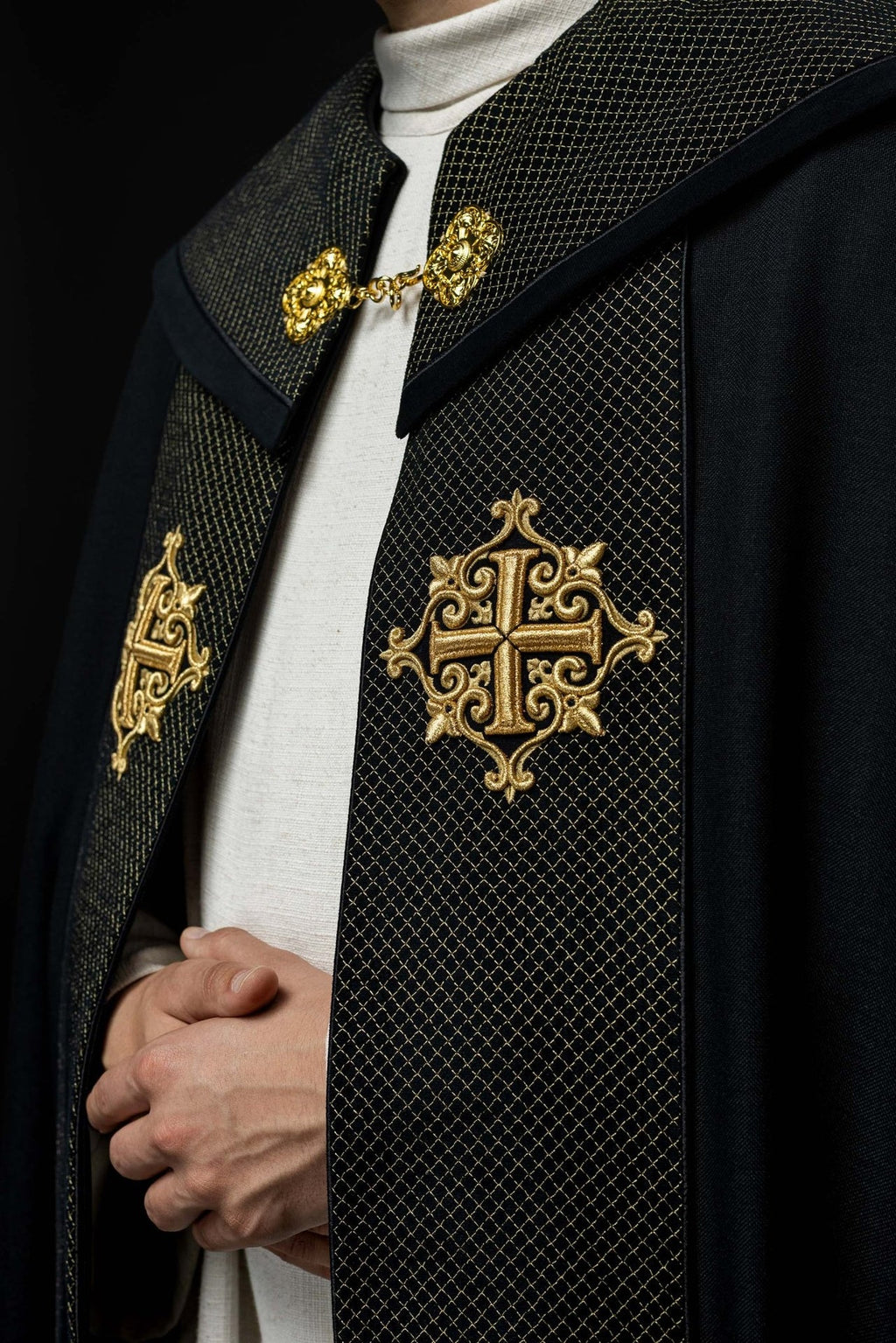 Kapa liturgiczna z aksamitnym czarnym pasem i haftem krzyży