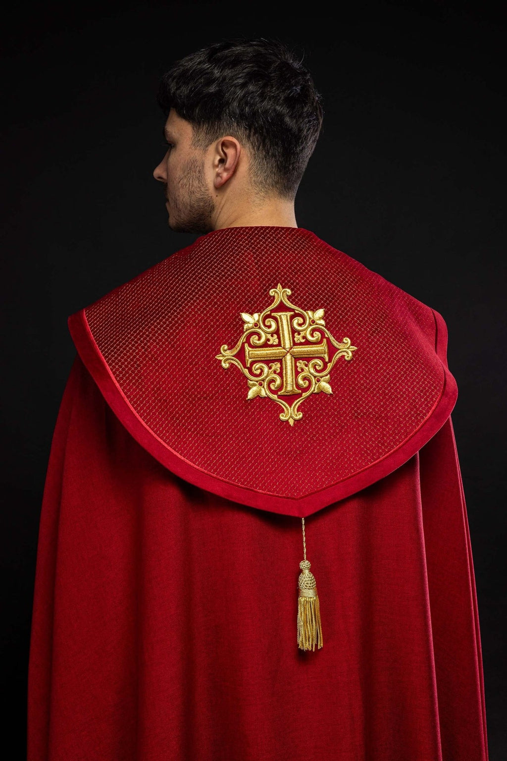 Kapa liturgiczna z aksamitnym czerwonym pasem i haftem krzyży