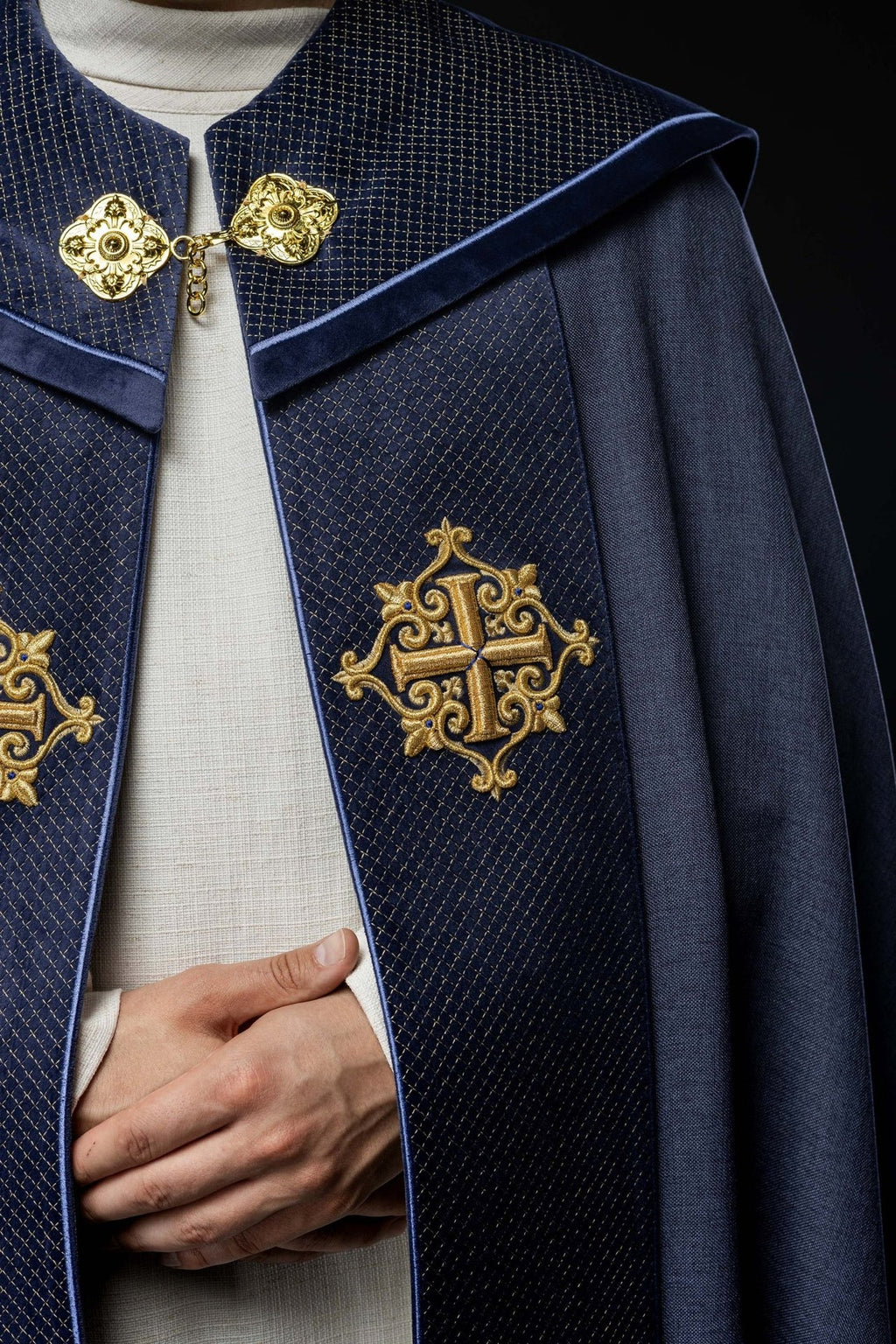 Kapa liturgiczna z aksamitnym fioletowym pasem i haftem krzyży