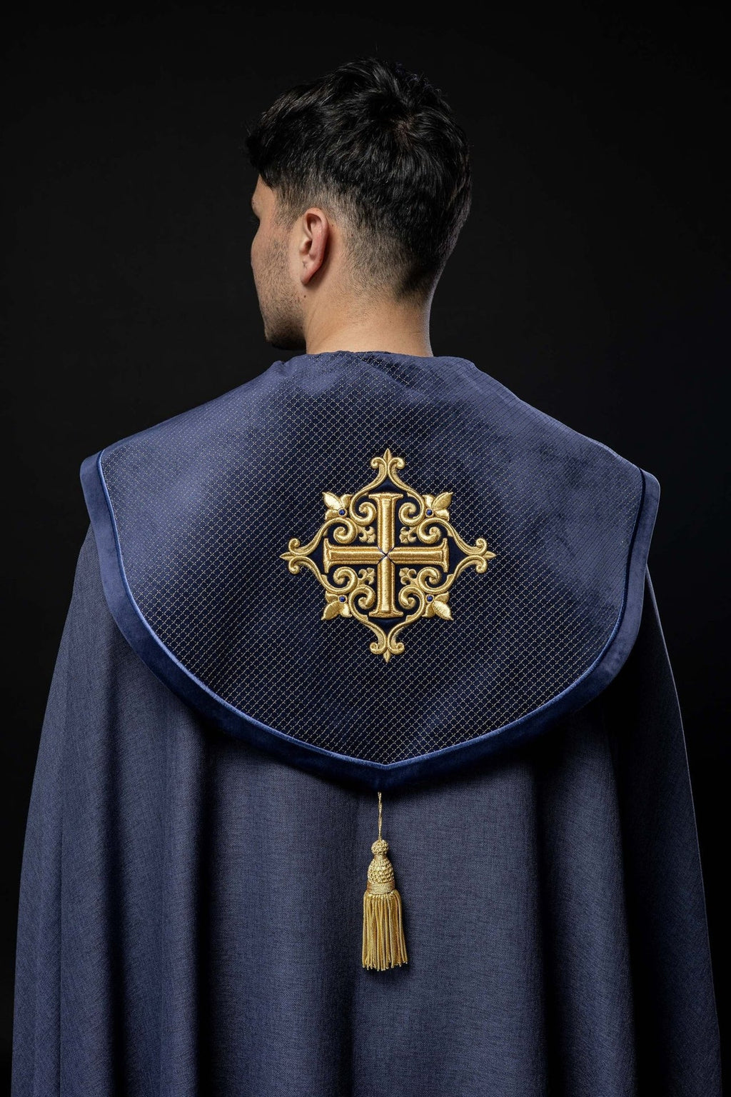 Kapa liturgiczna z aksamitnym fioletowym pasem i haftem krzyży