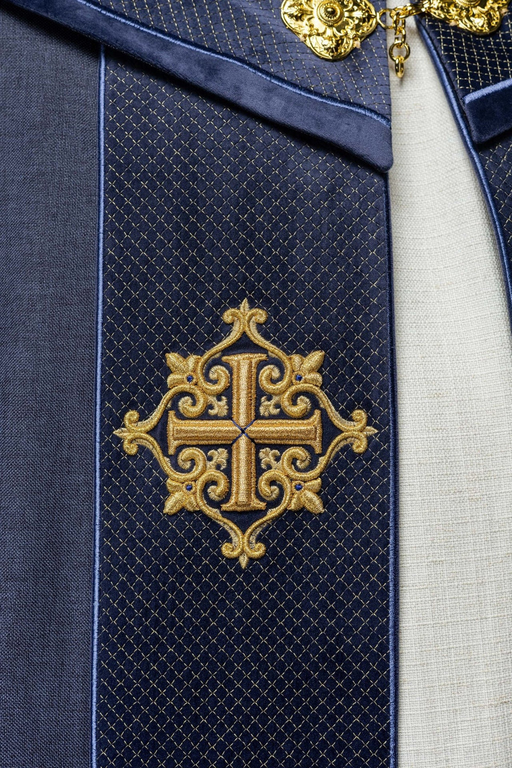 Kapa liturgiczna z aksamitnym fioletowym pasem i haftem krzyży