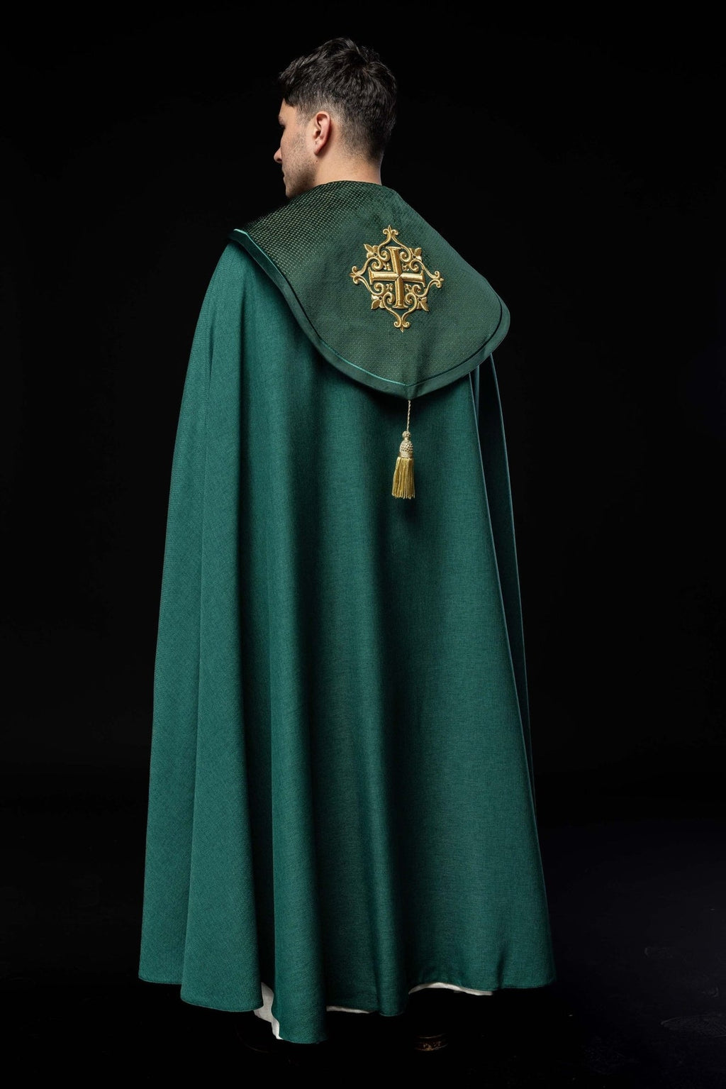 Kapa liturgiczna z aksamitnym zielonym pasem i haftem krzyży