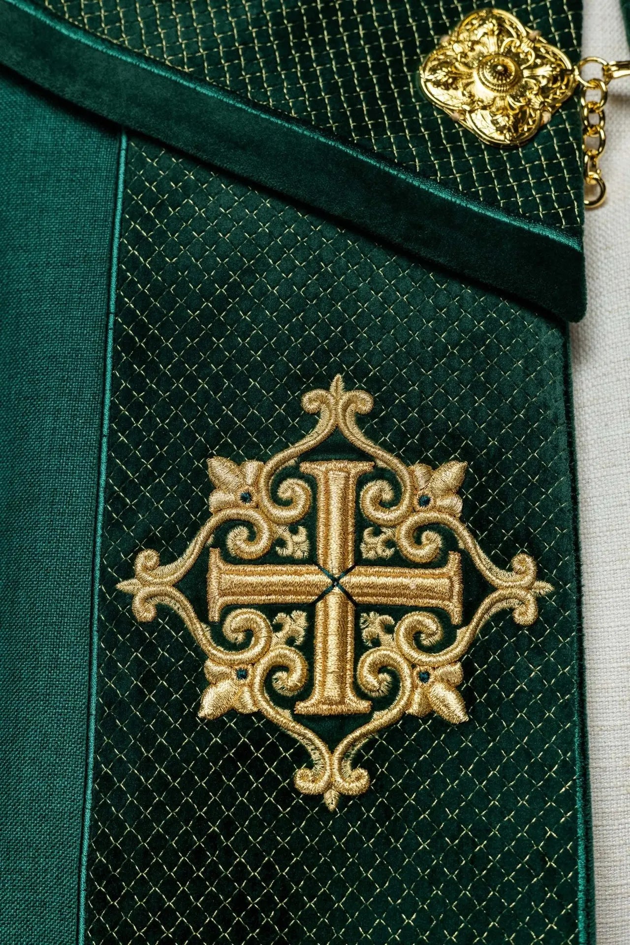 Liturgical cape with green velvet belt and embroidery of crosses