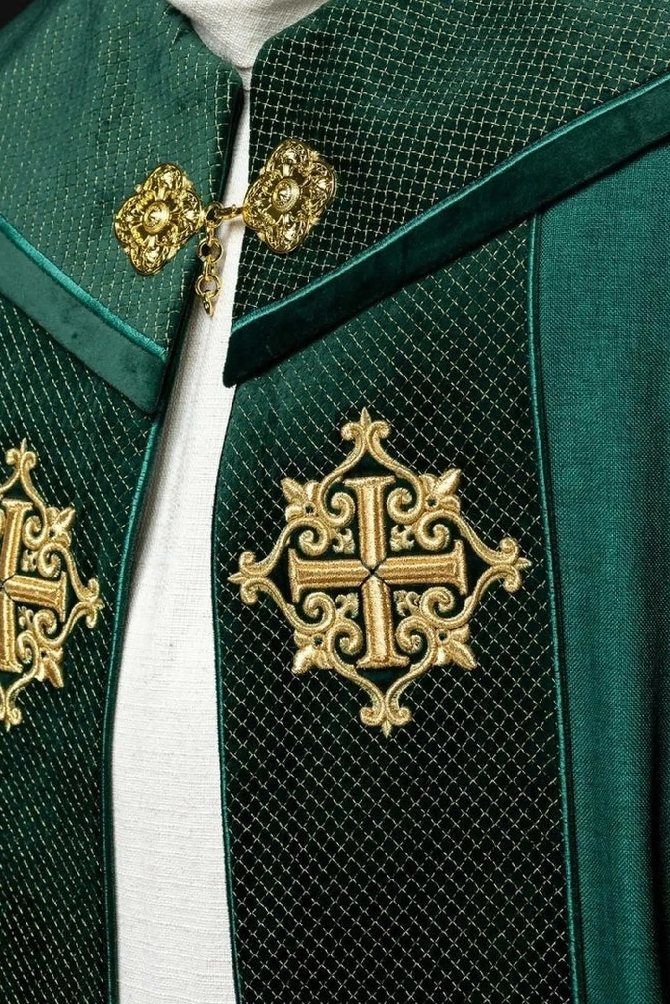 Liturgical cape with green velvet belt and embroidery of crosses