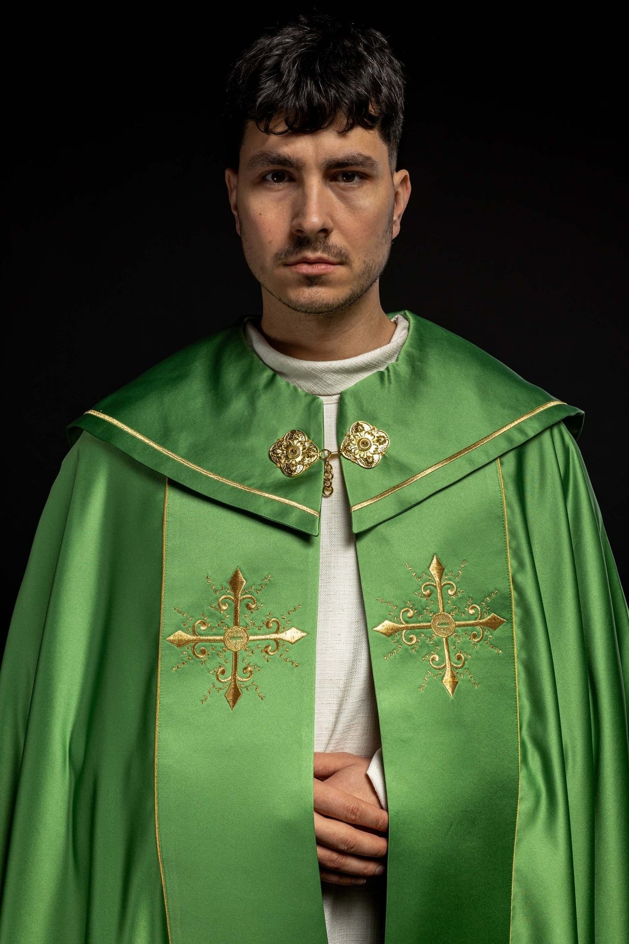 Kapa liturgiczna z szerokim haftowanym pasem w krzyże w kolorze zielonym