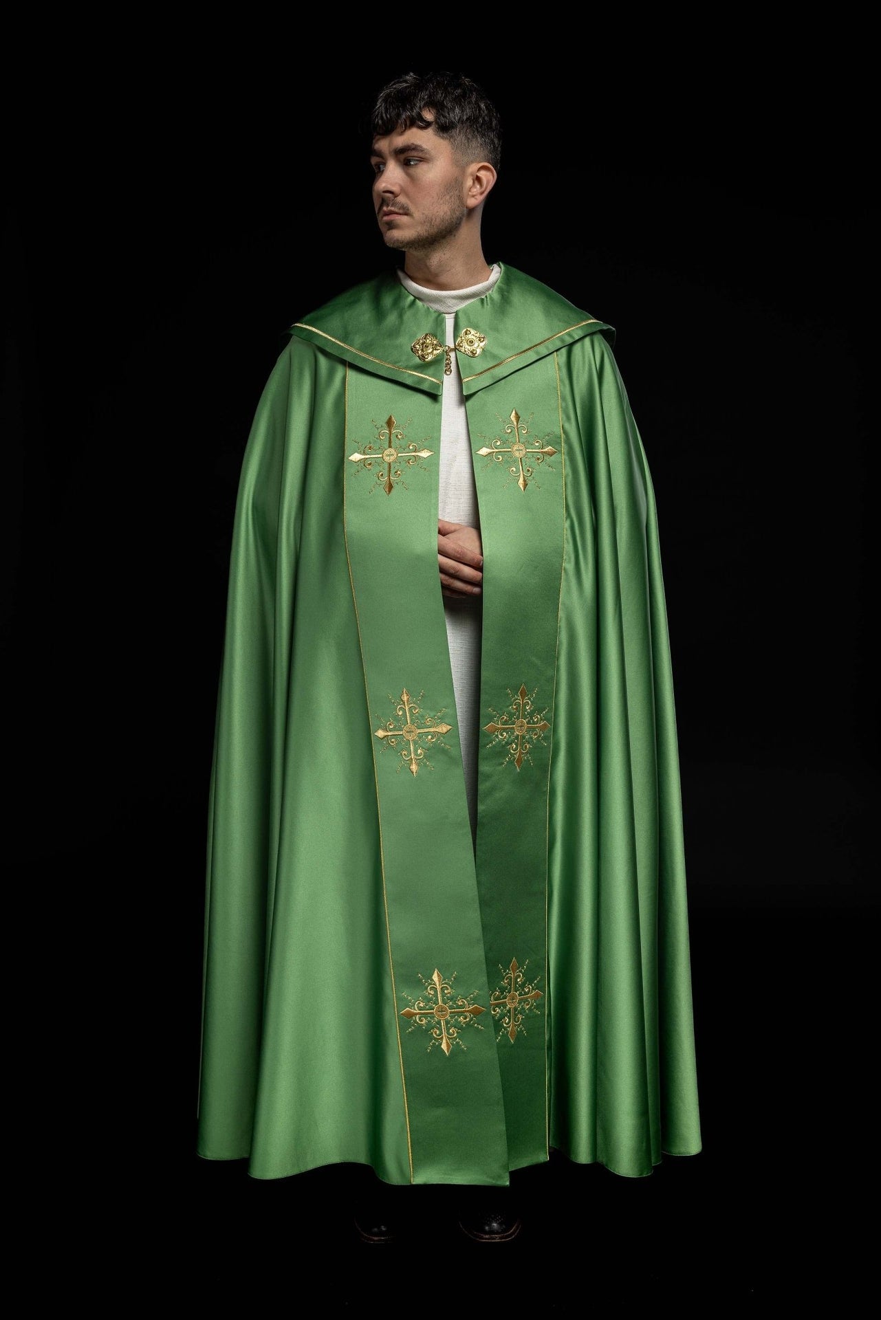 Kapa liturgiczna z szerokim haftowanym pasem w krzyże w kolorze zielonym