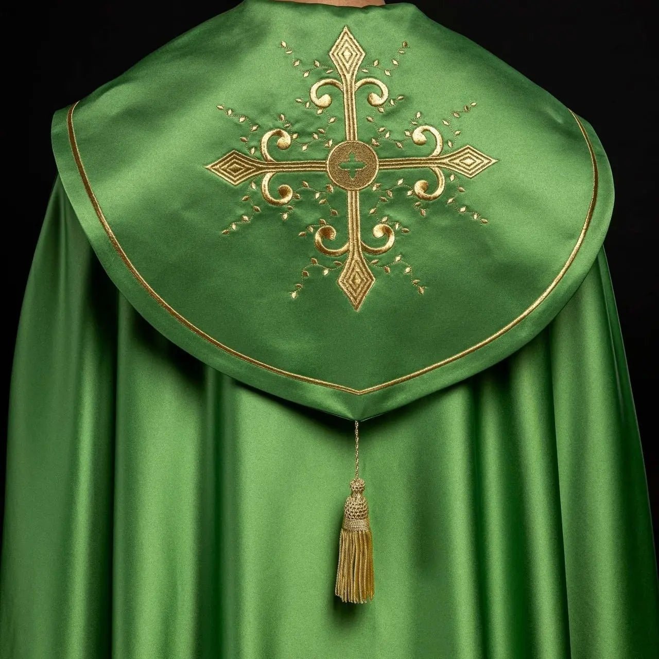 Peleryna liturgiczna z szerokim pasem haftowanym krzyżami w kolorze zielonym