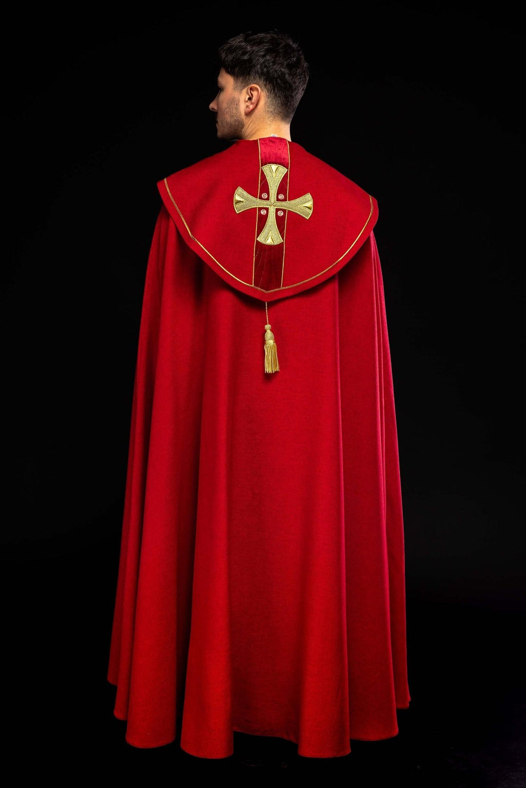 Kapa w haftowane złote krzyże z czerwonym aksamitem