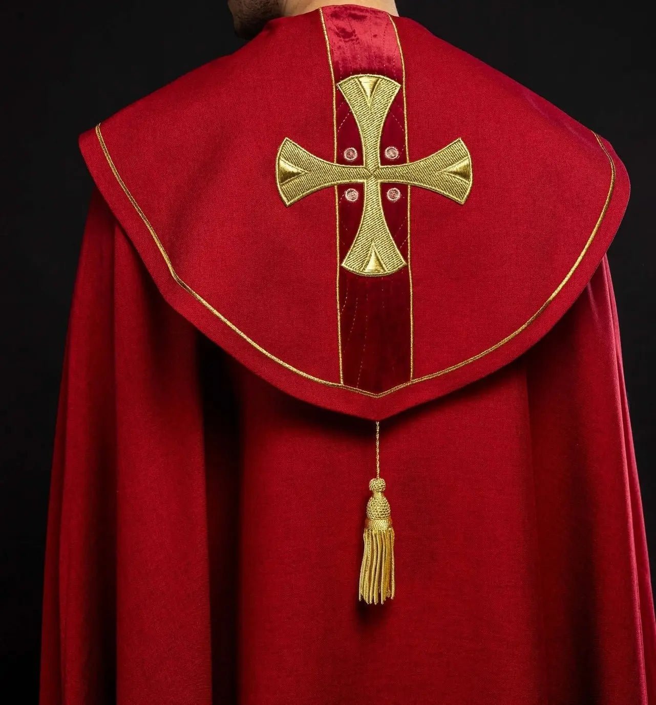Czapka haftowana złotymi krzyżami z czerwonym aksamitem