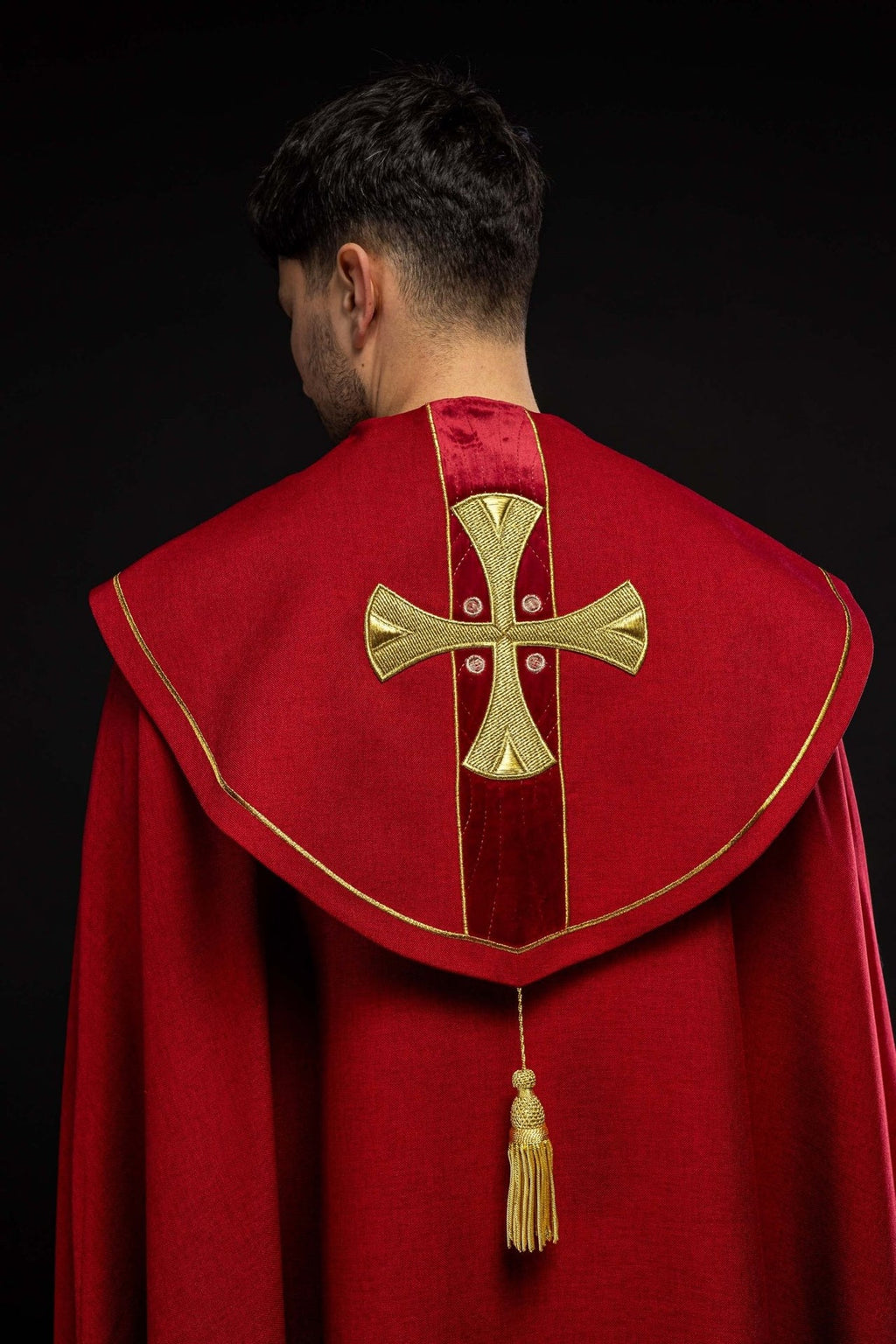 Kapa w haftowane złote krzyże z czerwonym aksamitem