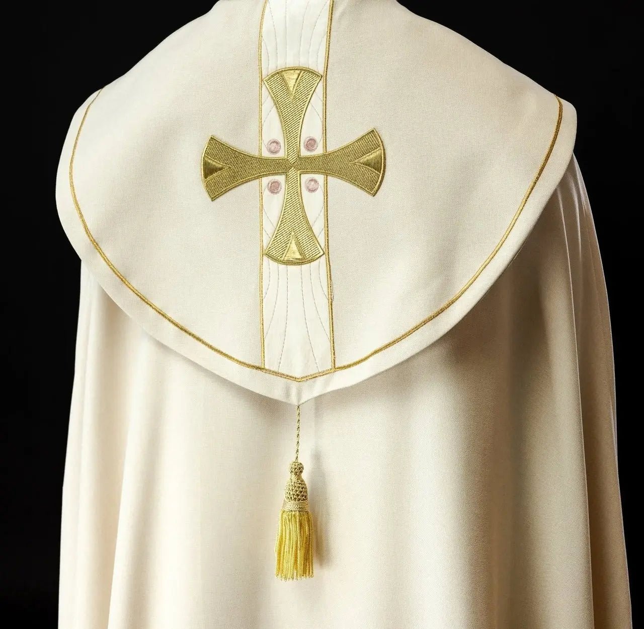 Elegancka kapa liturgiczna w kolorze ecru ze złotymi haftowanymi krzyżami i aksamitnym kołnierzem