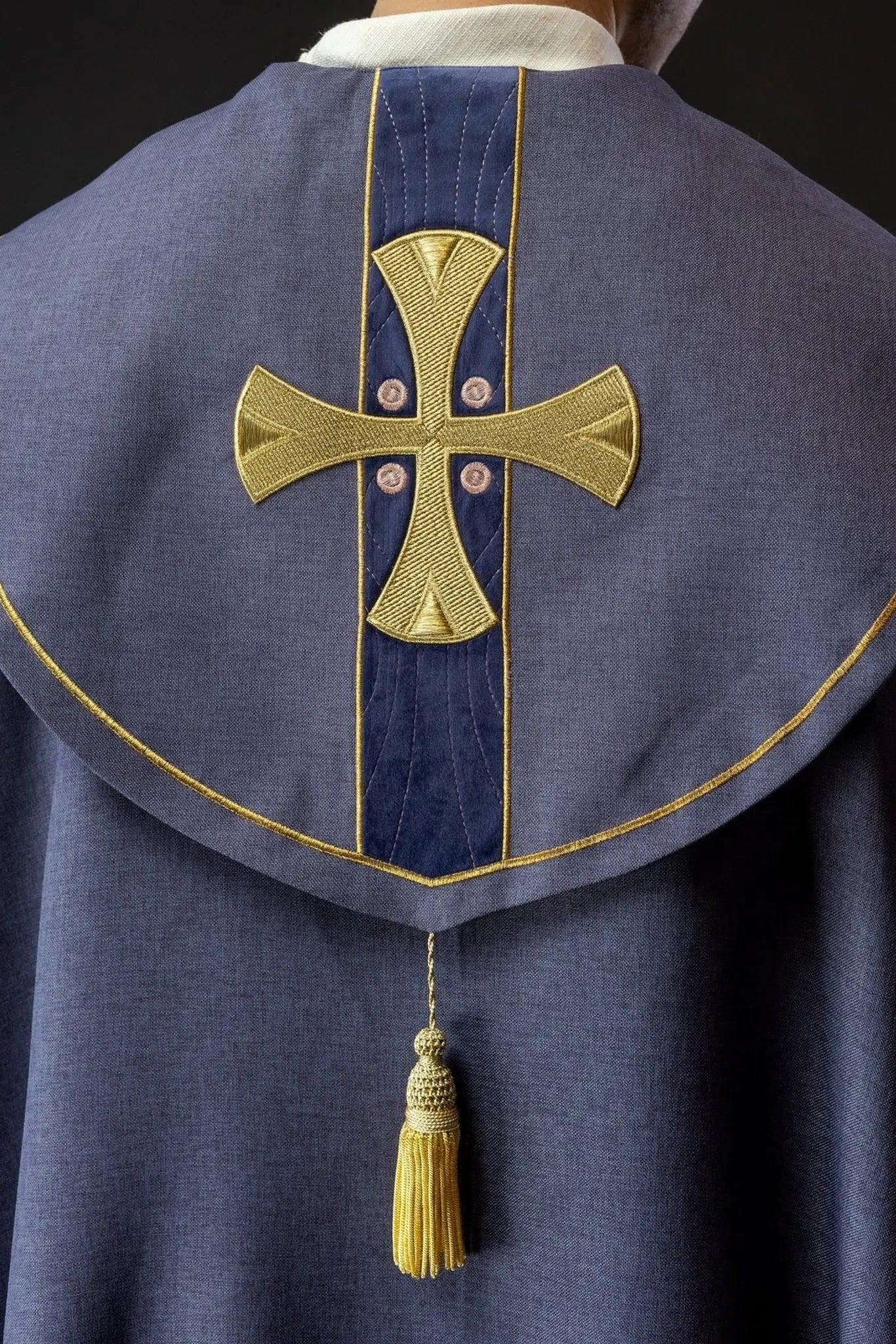 Kapa liturgiczna ze złotymi haftowanymi krzyżami i kołnierzem z fioletowego aksamitu