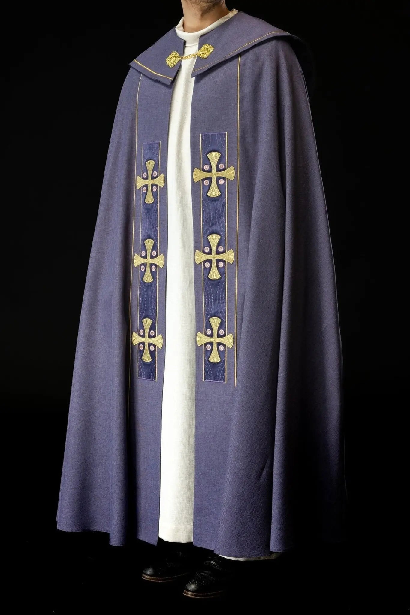 Kapa liturgiczna ze złotymi haftowanymi krzyżami i kołnierzem z fioletowego aksamitu