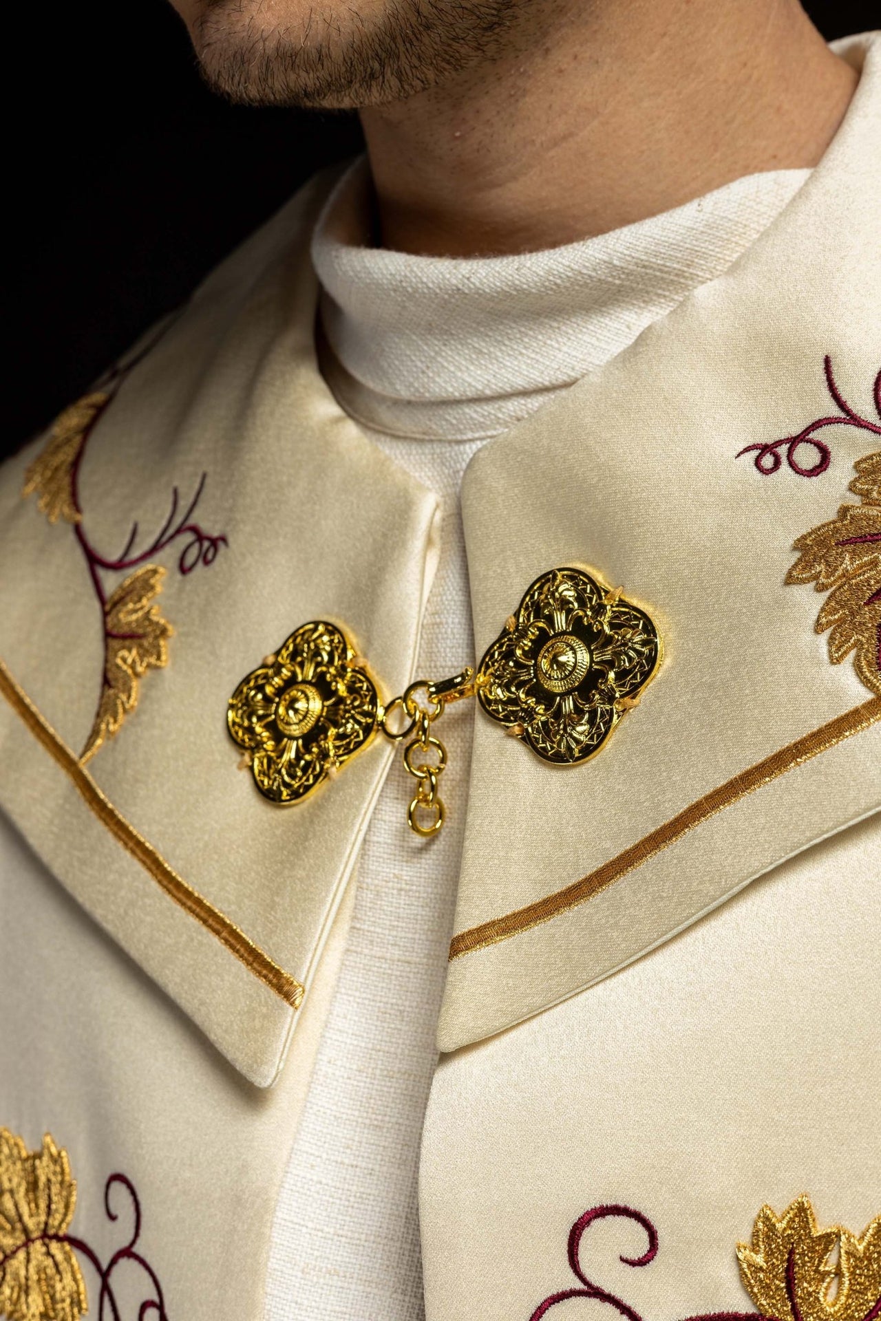 Kapa z wzorem IHS i winogronami w kolorze ecru