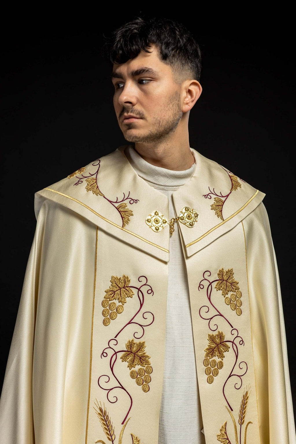 Kapa z wzorem IHS i winogronami w kolorze ecru