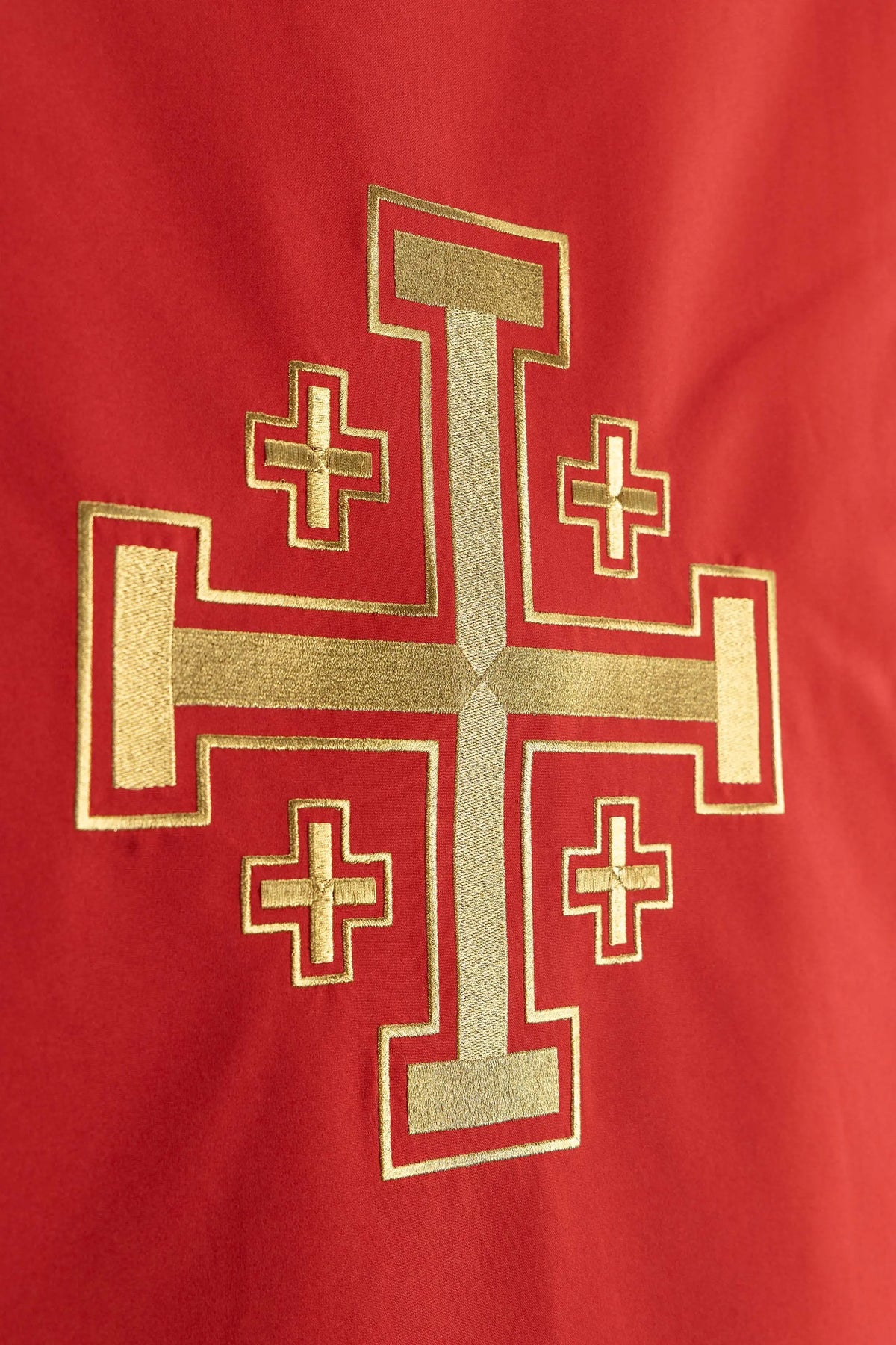 Czerwona serweta na lektorium z haftem Krzyża Jerozolimskiego, centralny widok haftu