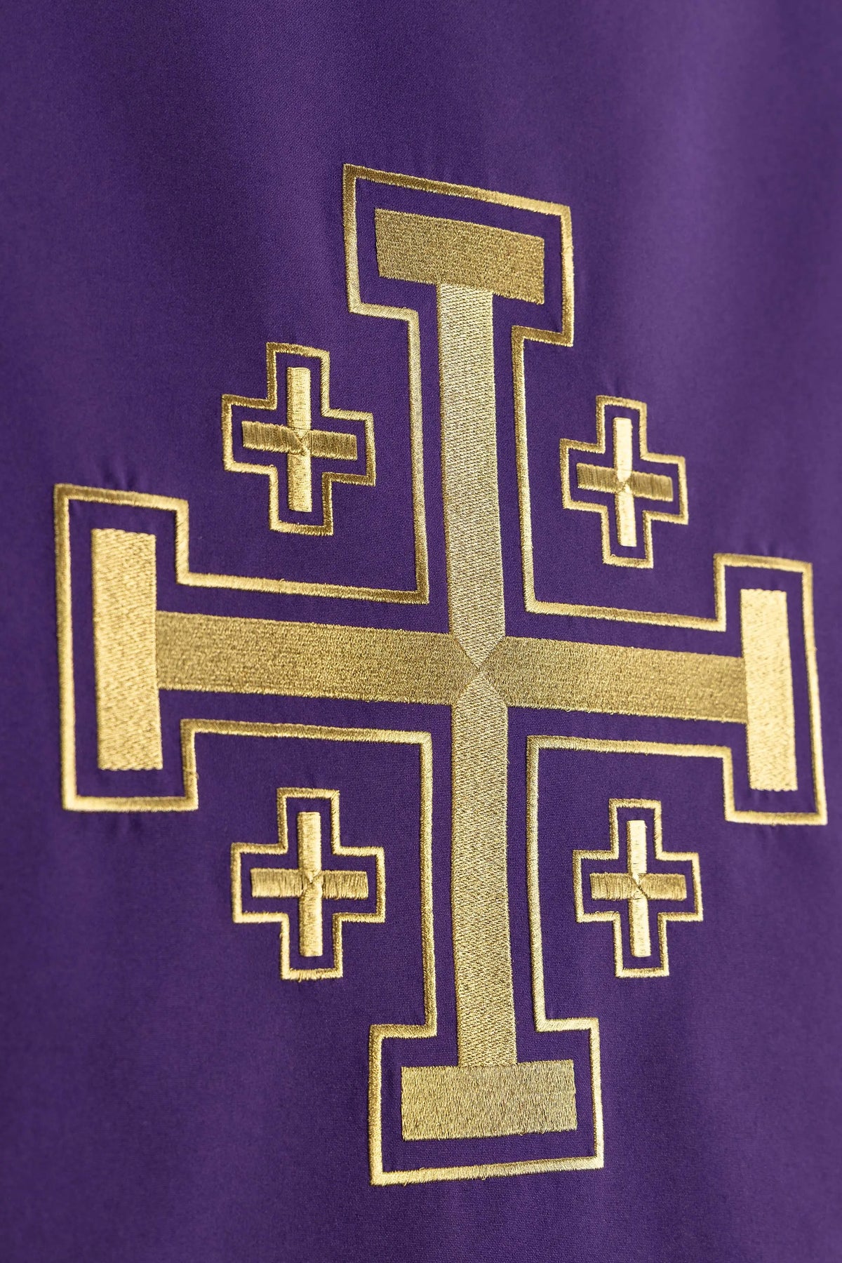 Fioletowa serweta z haftem Krzyża Jerozolimskiego, zbliżenie motywu