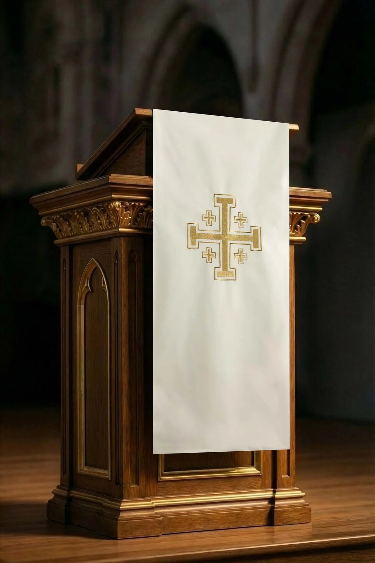 Biała serweta na lektorium na Boże Narodzenie i Wielkanoc z haftem Krzyża Jerozolimskiego, widok z przodu