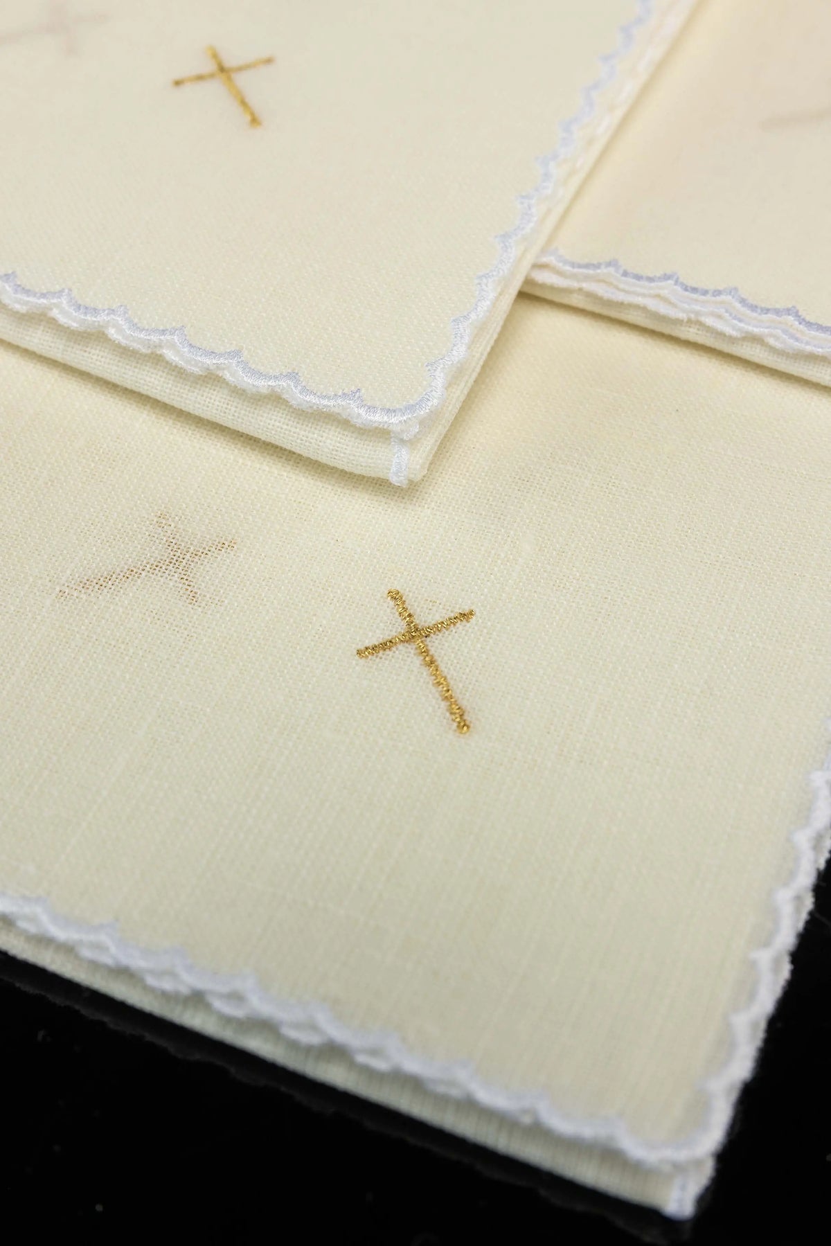 Ecru korporały liturgiczne z haftem złotego krzyża, zbliżenie brzegu